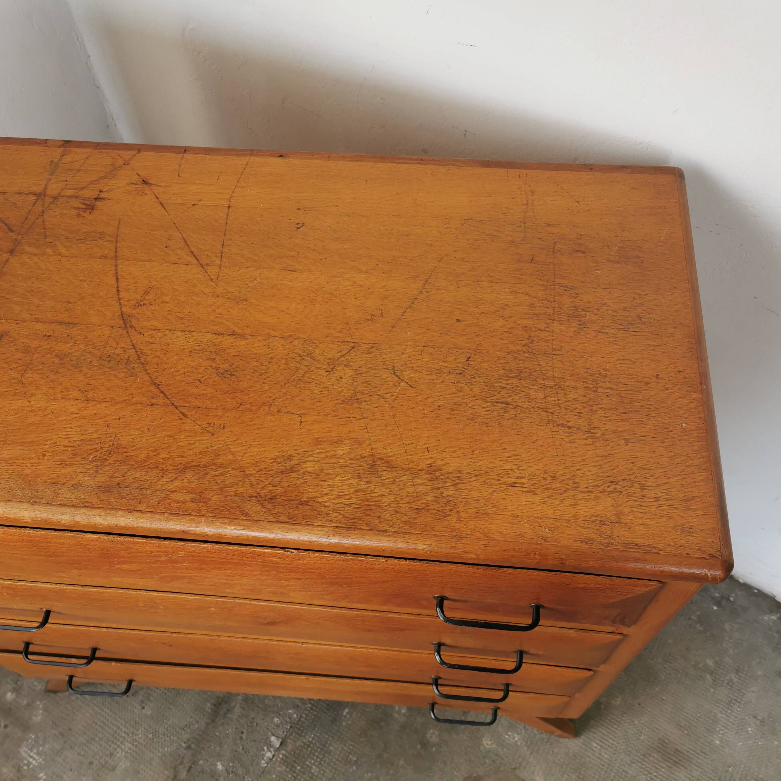 Vintage chest of drawers with compass legs, in oak.