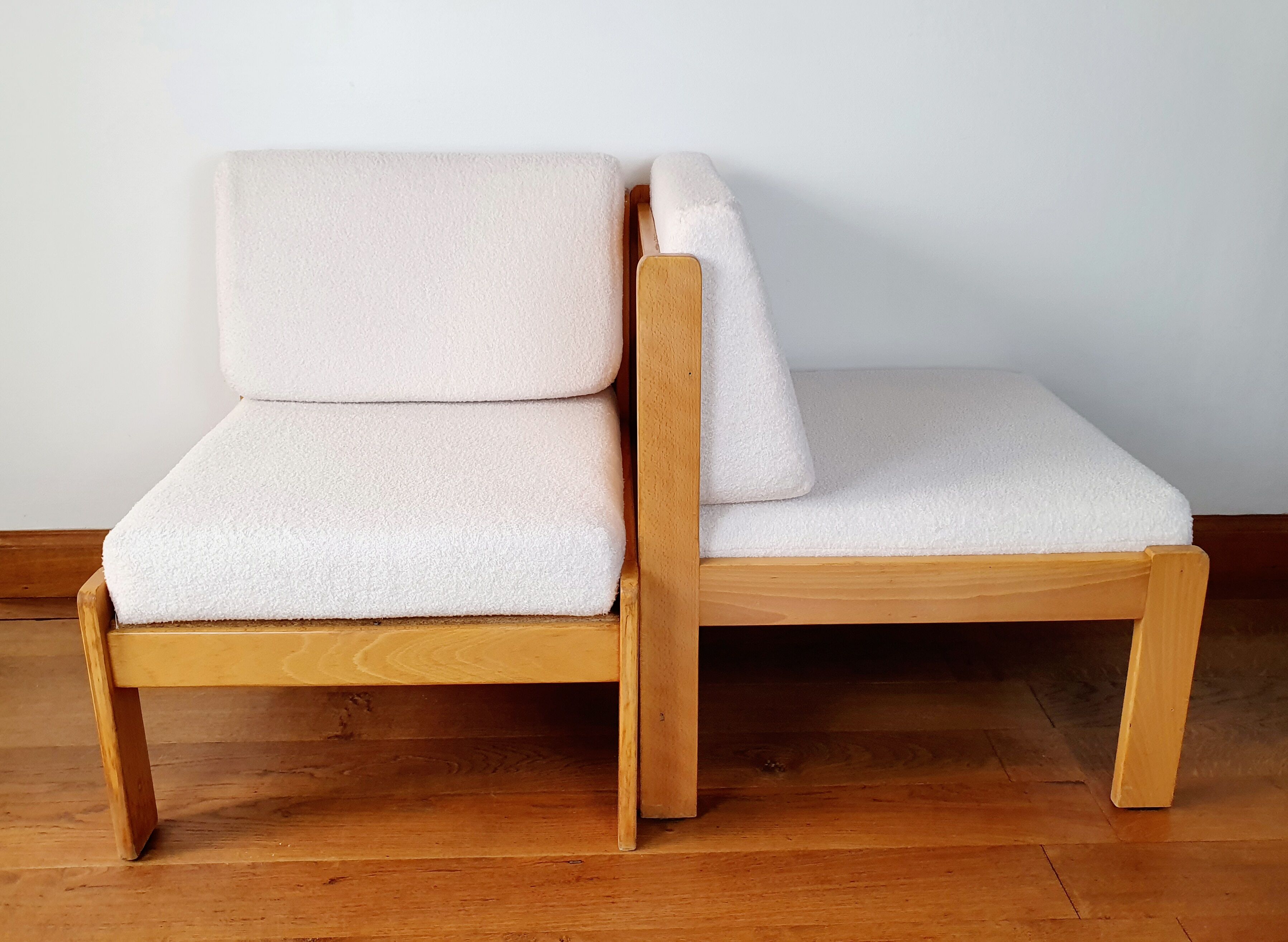 Paire de chauffeuses bois et tissu bouclette