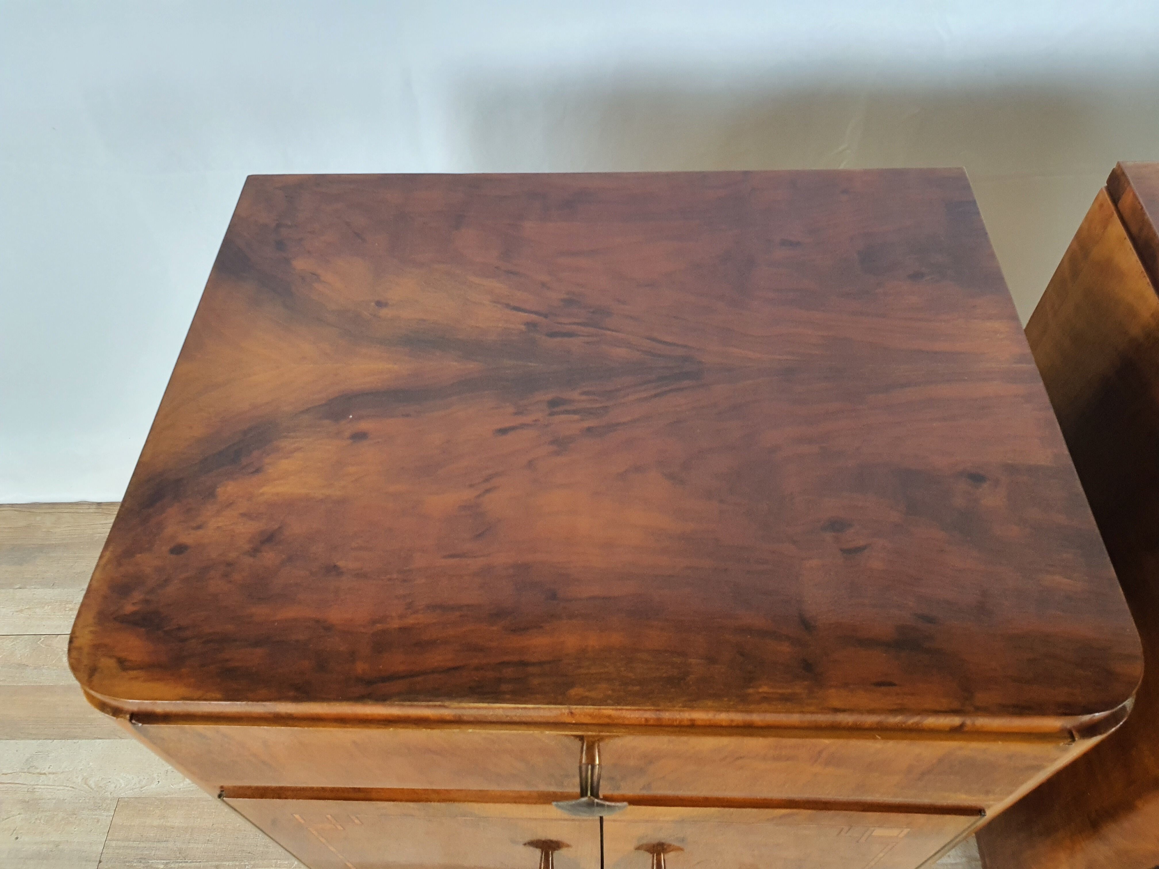 Art Decò Bedsides in Walnut
