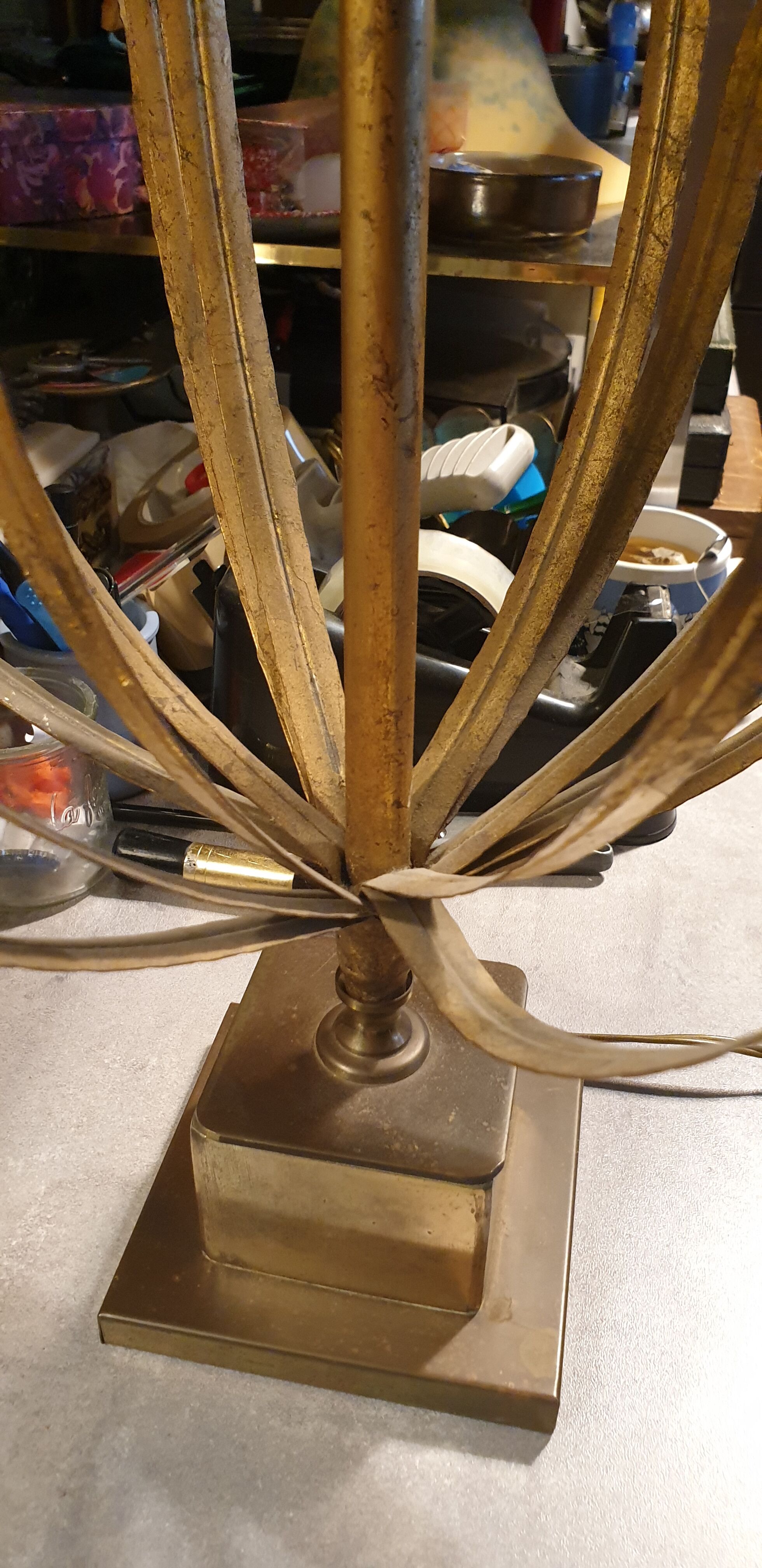 Vintage leafy décor lamp