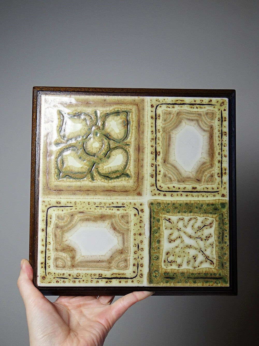 Vintage trivet in glazed ceramic and wood, circa 1960-1970.