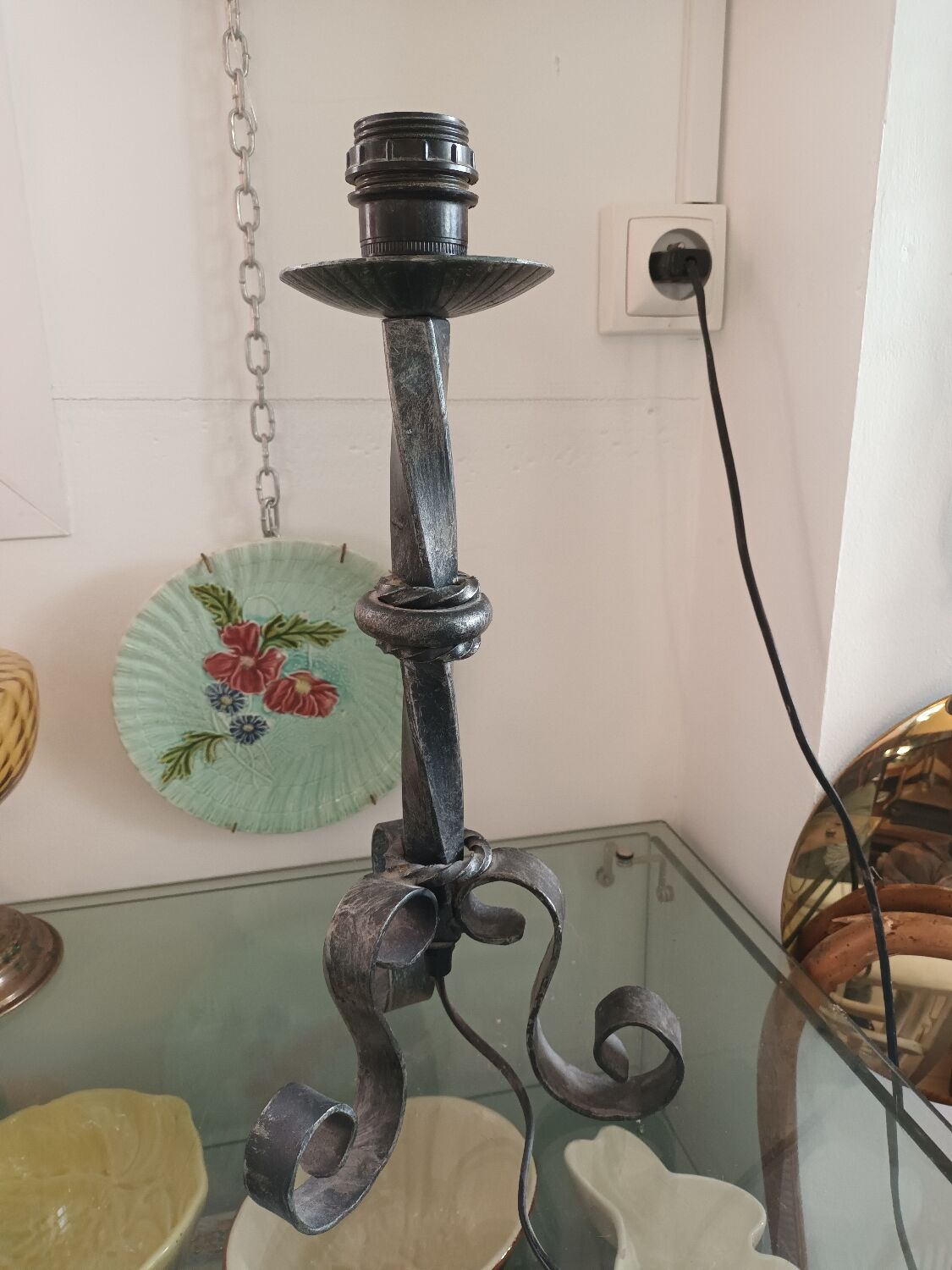 Wrought iron lamp to pose