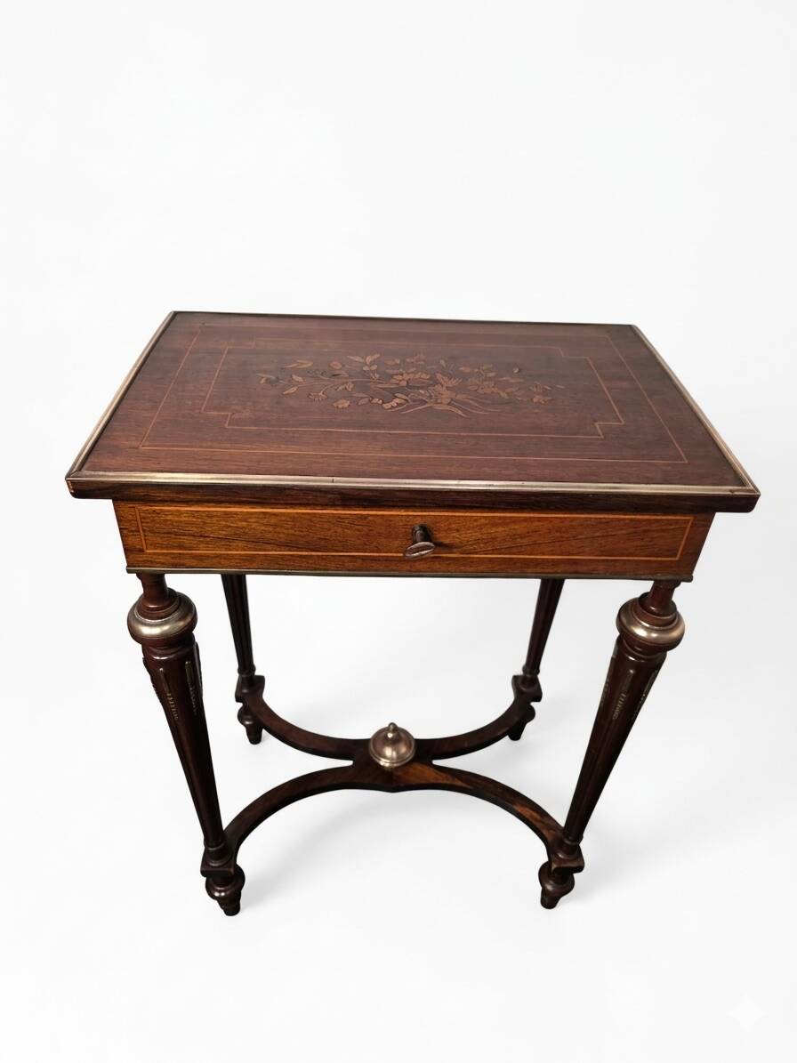 Napoleon III hairdresser in walnut and brass marquetry from the 19th century.