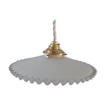 Suspension en opaline dentelée années 40