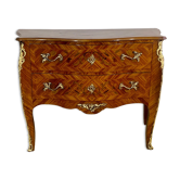 Commode galbée de style Louis XV, en marqueterie de bois précieux