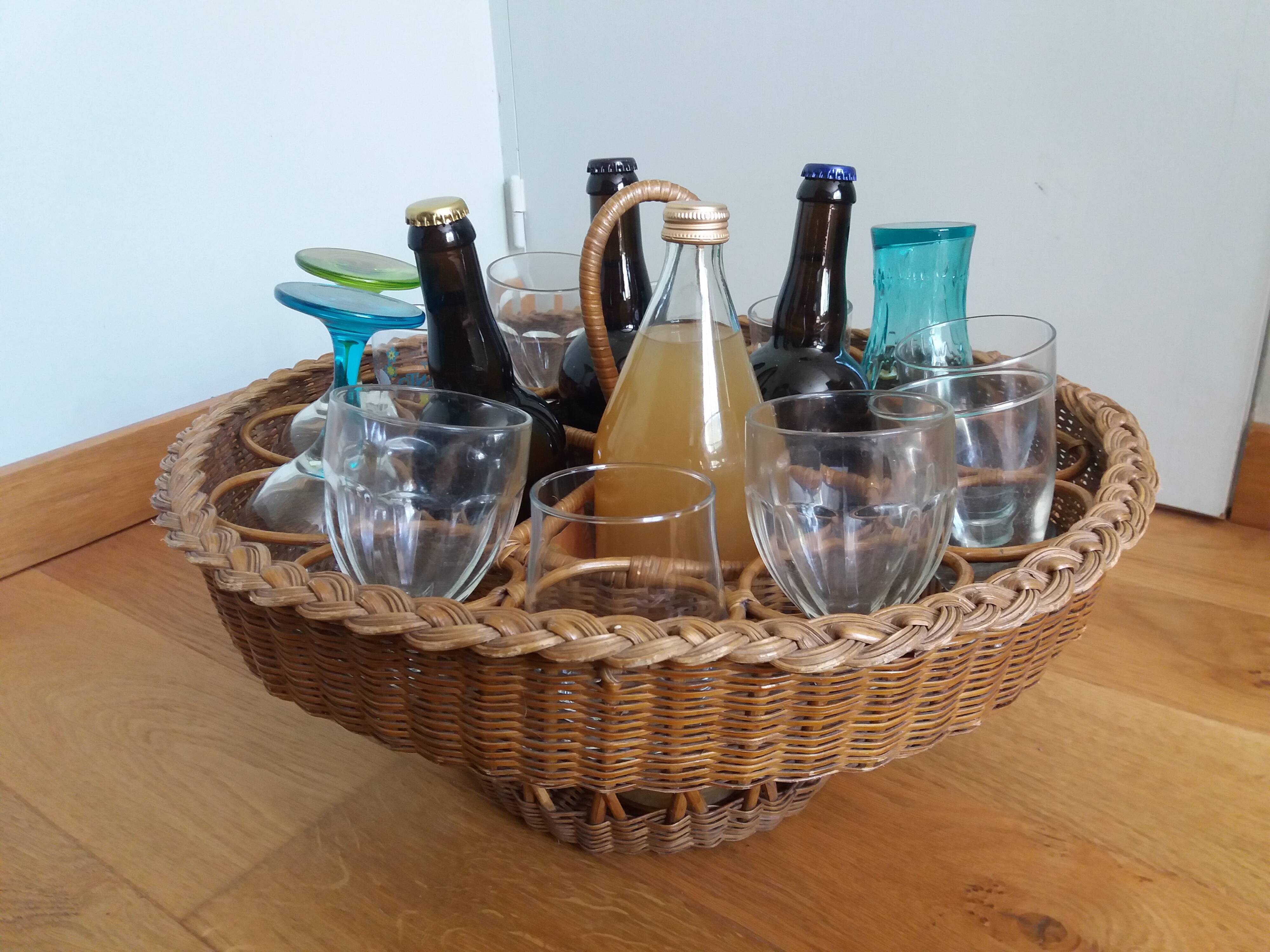 Aperitif basket for glasses and bottles in rattan wicker