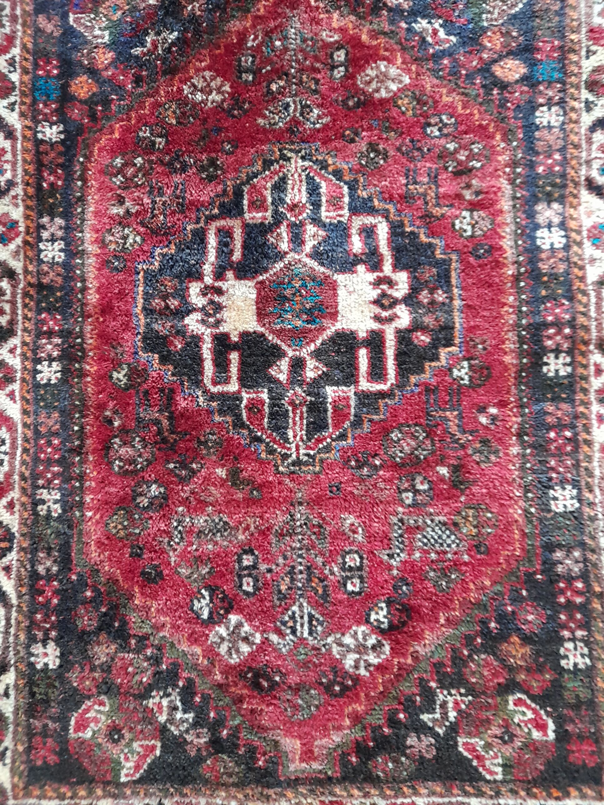 Tapis persan Chiraz noué main 124x94 cm
