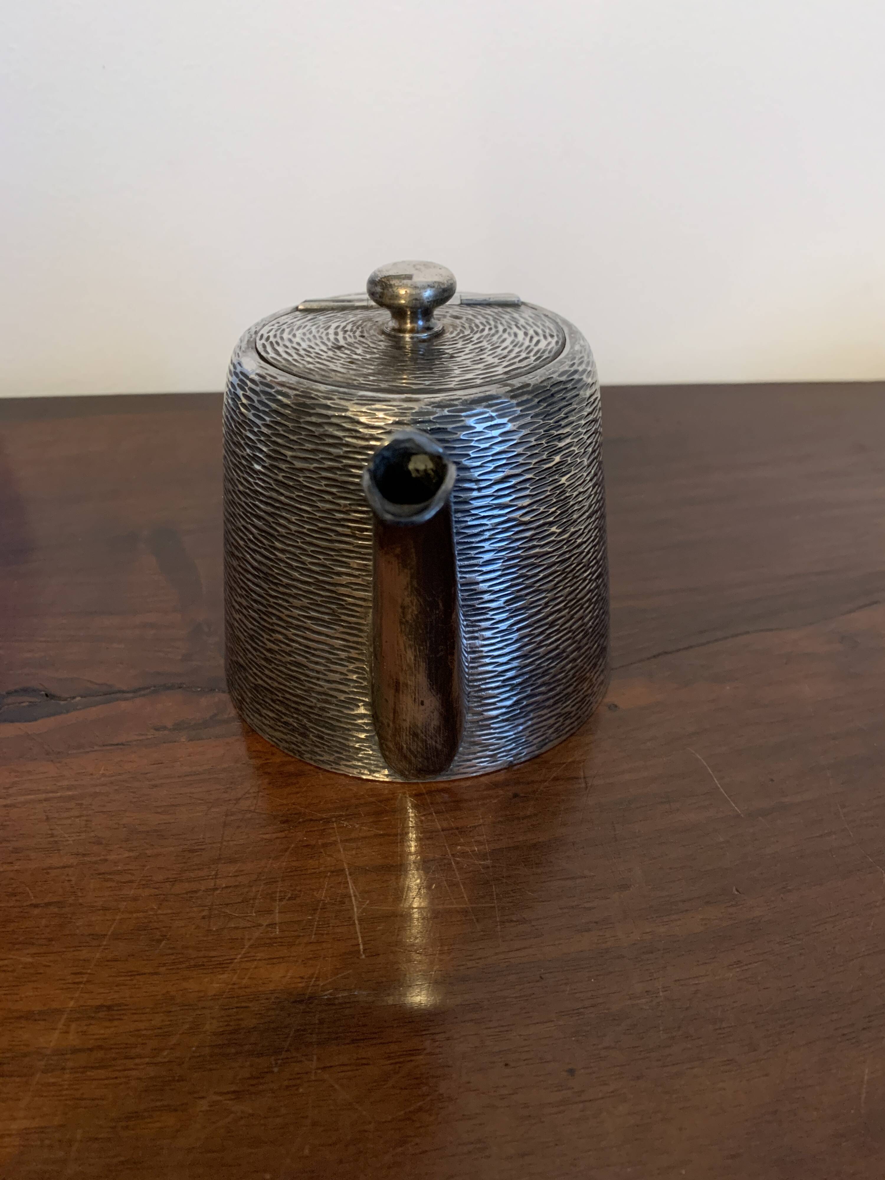 Théière en métal argenté
