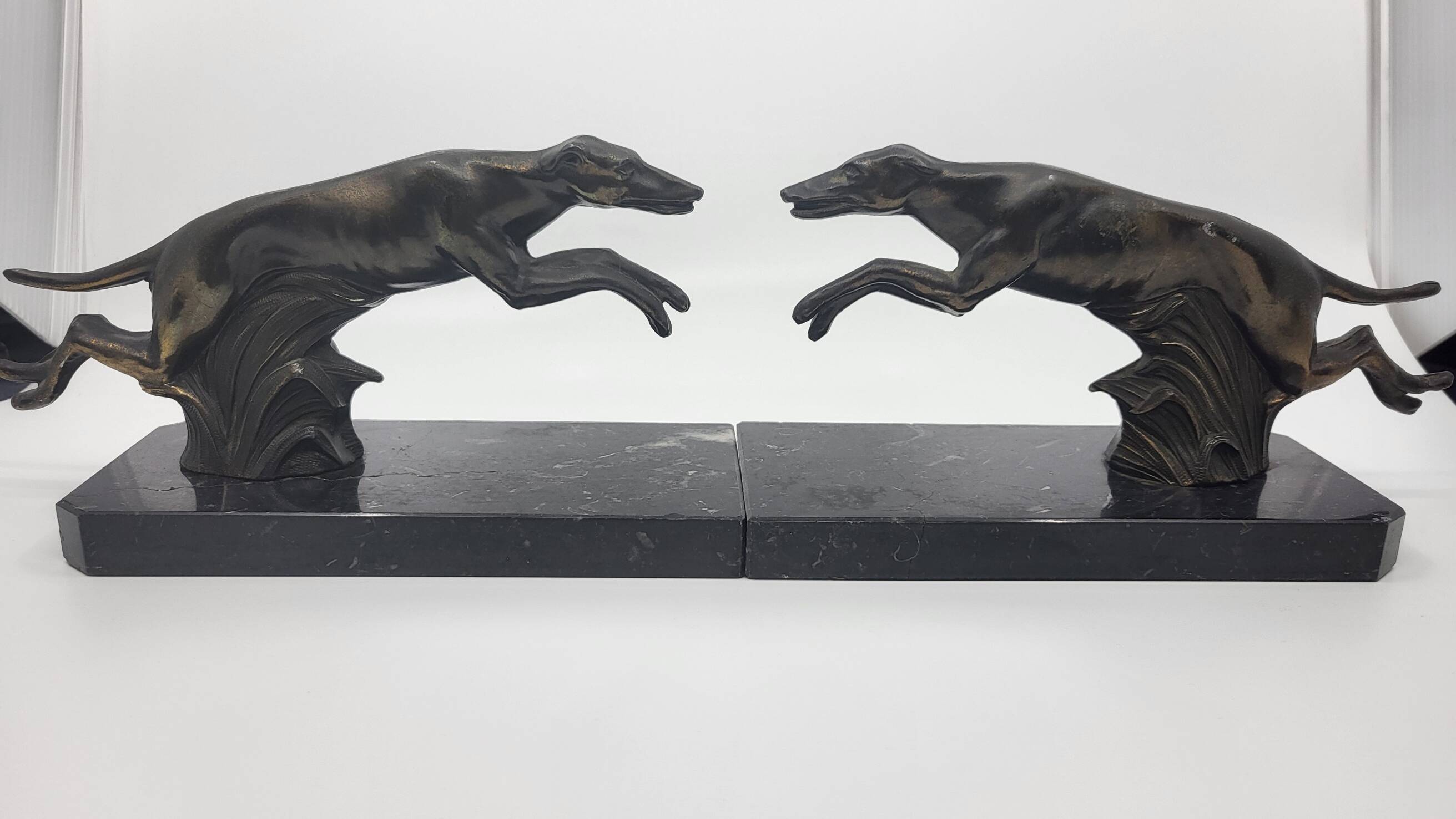 Pair of bookends, greyhounds in babbitt on black marble, Art Deco early 20th century