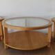 3 tables rondes avec plateaux en verre