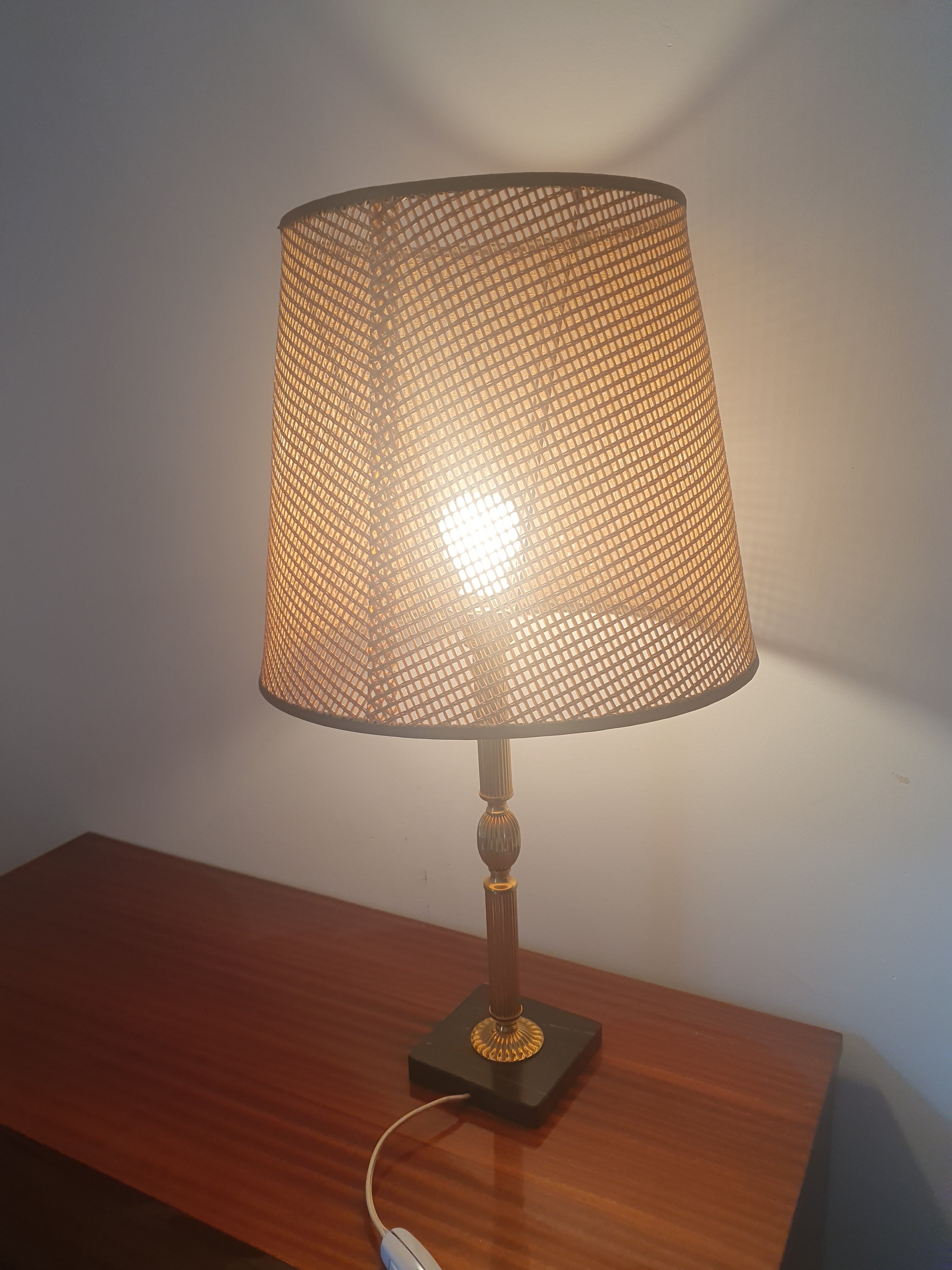 Lampe de table a poser ou pour chevet vintage années 60-70 base marbre noir (un morceau recollé) pied