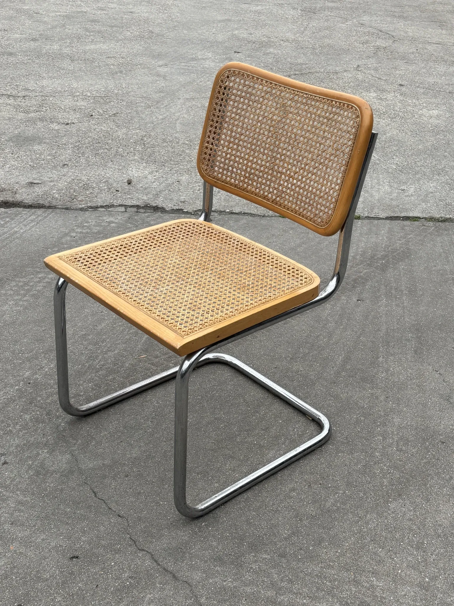 Chaise de design Cesca modèle B32 en chrome