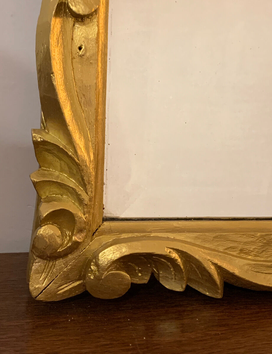 Miroir biseauté baroque aux fleurs sculptées et dorées