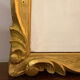 Miroir biseauté baroque aux fleurs sculptées et dorées