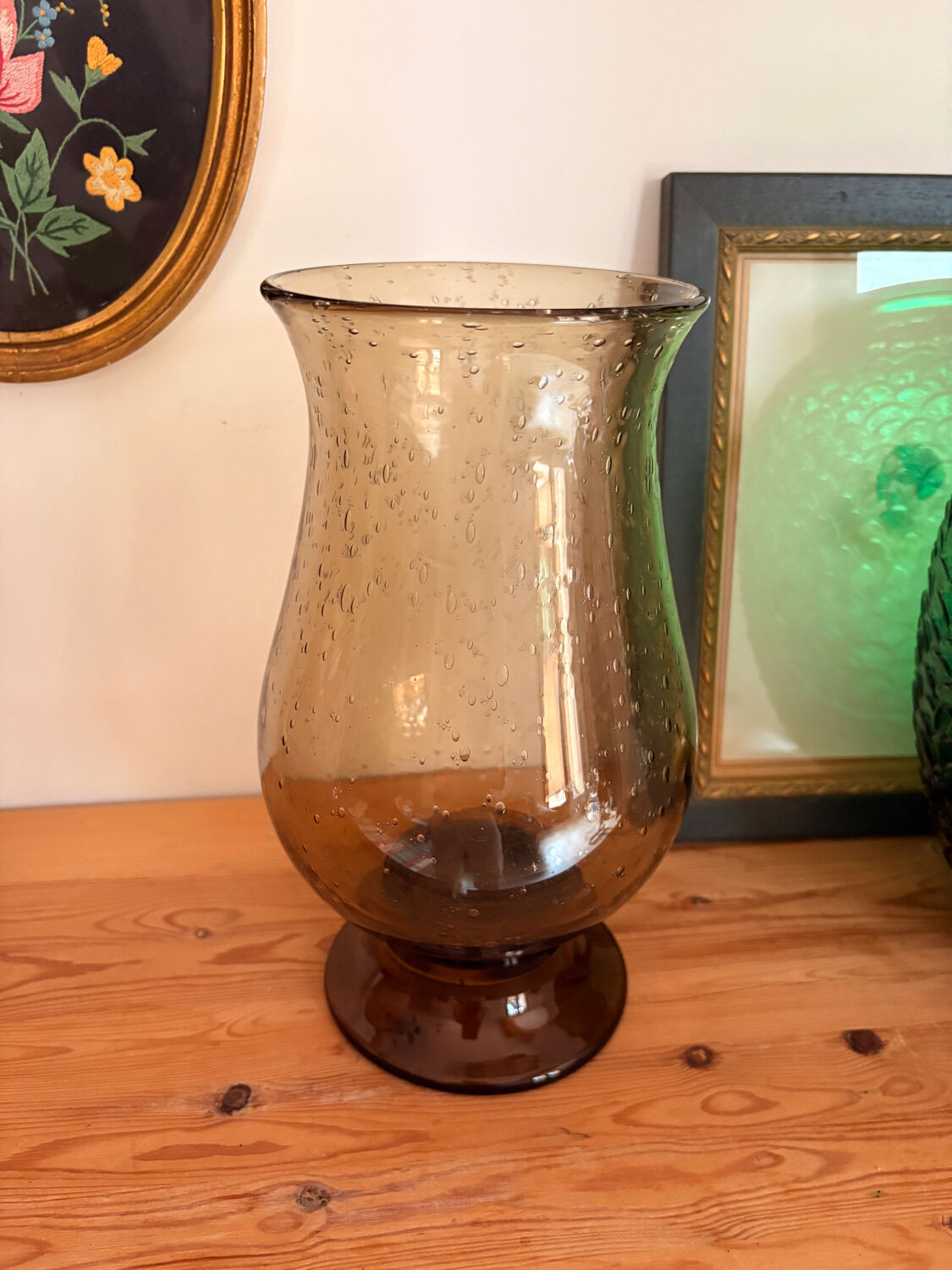 Vase en verre bullé marron fumé – forme tulipe évasée – vintage ann