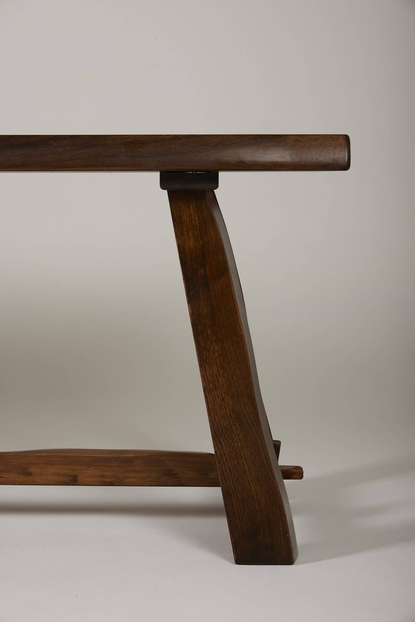 Table à manger brutaliste en bois massif