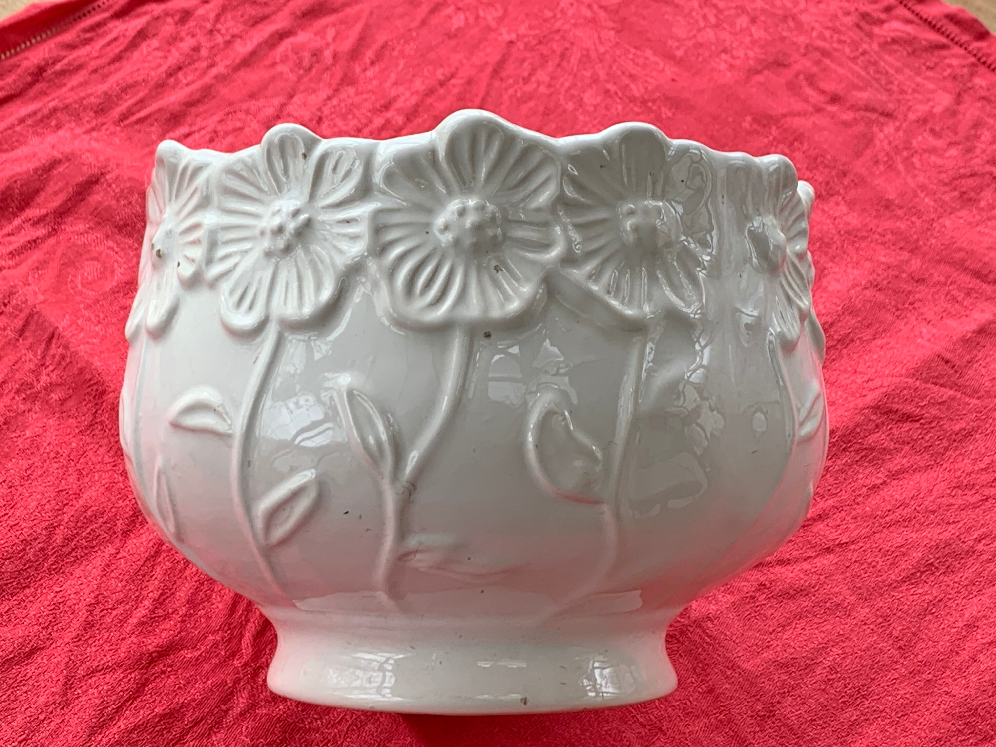 Pot cover slurry in glazed ceramic white vintage floral pattern