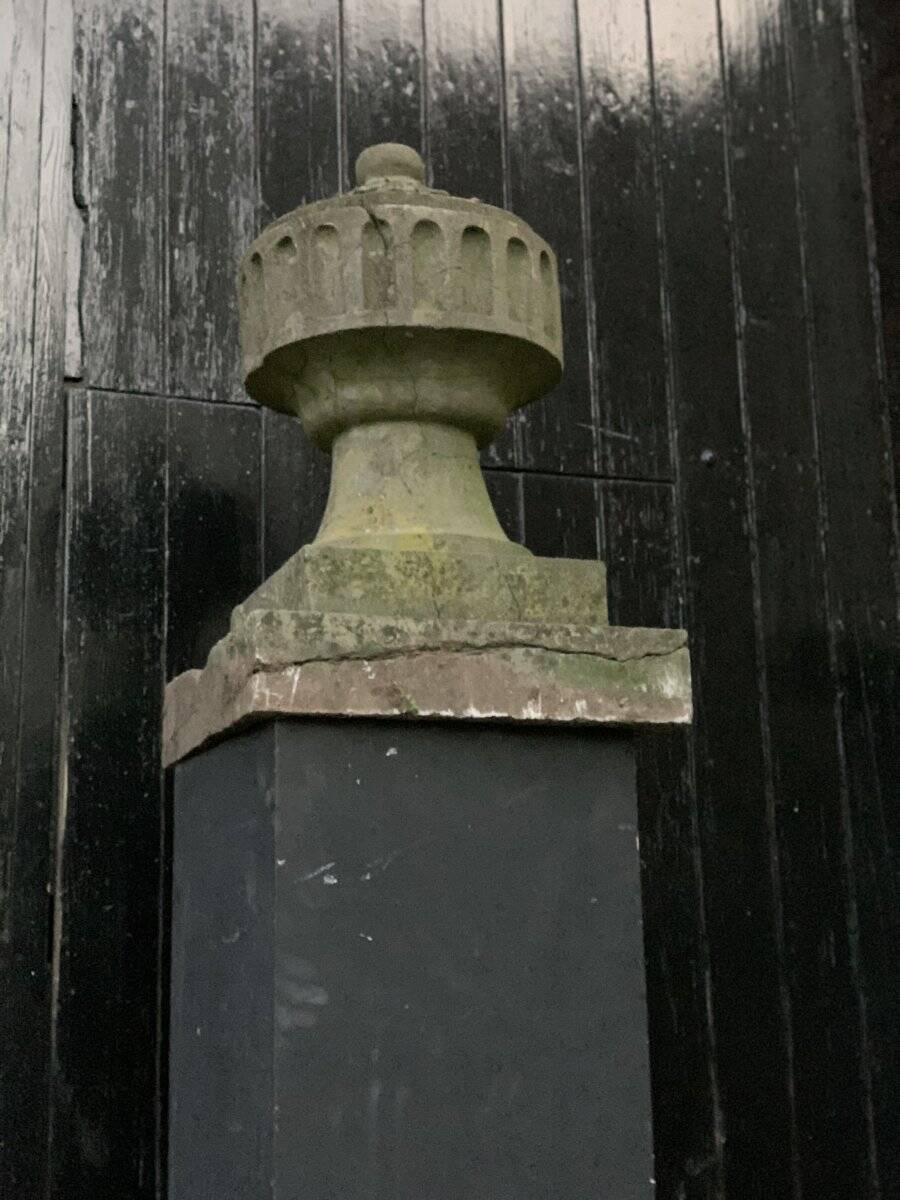 Pair of decorative elements for the tops of pilasters, blue stone, Louis XVI