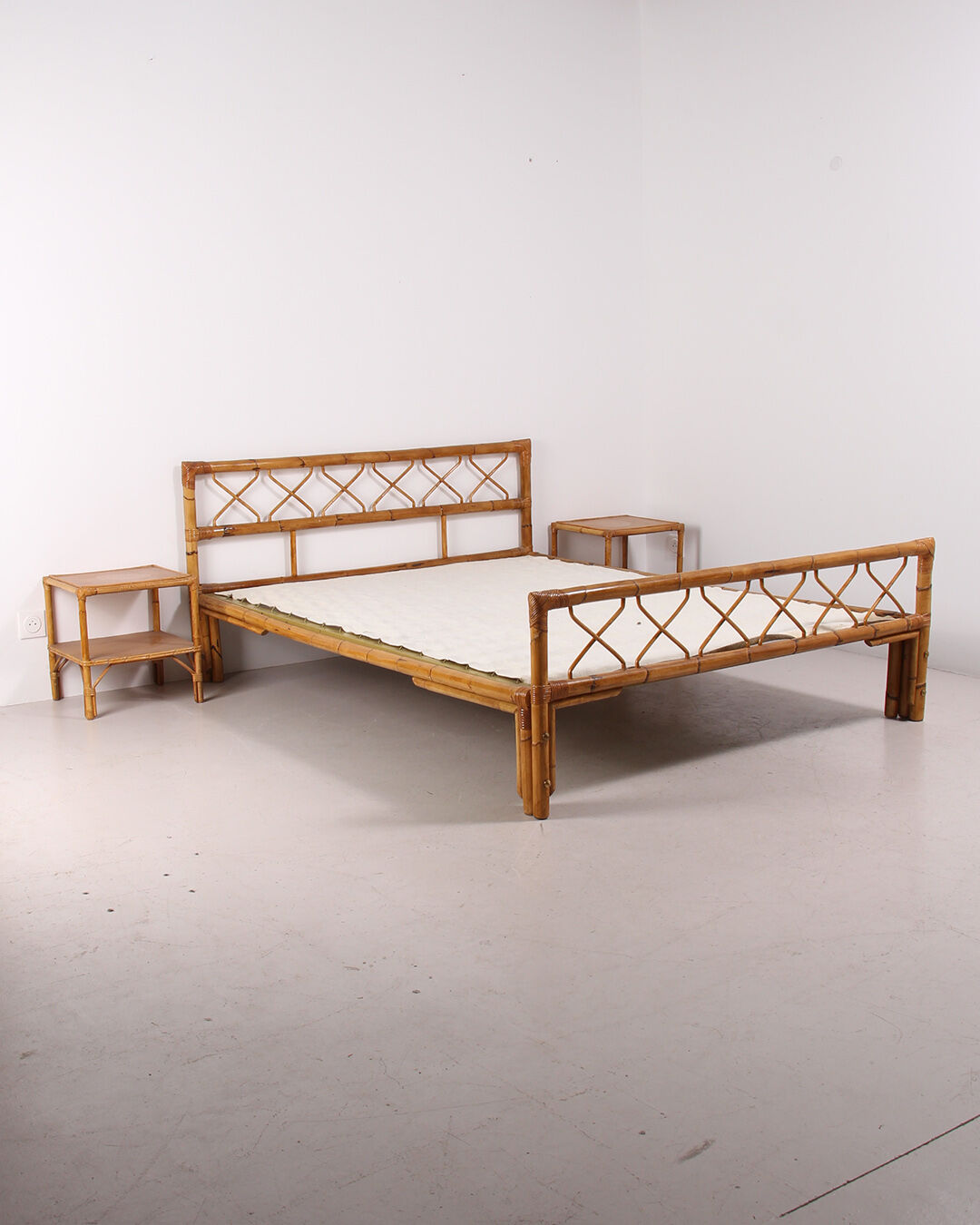 Bed 140 rattan and 2 vintage bedside tables