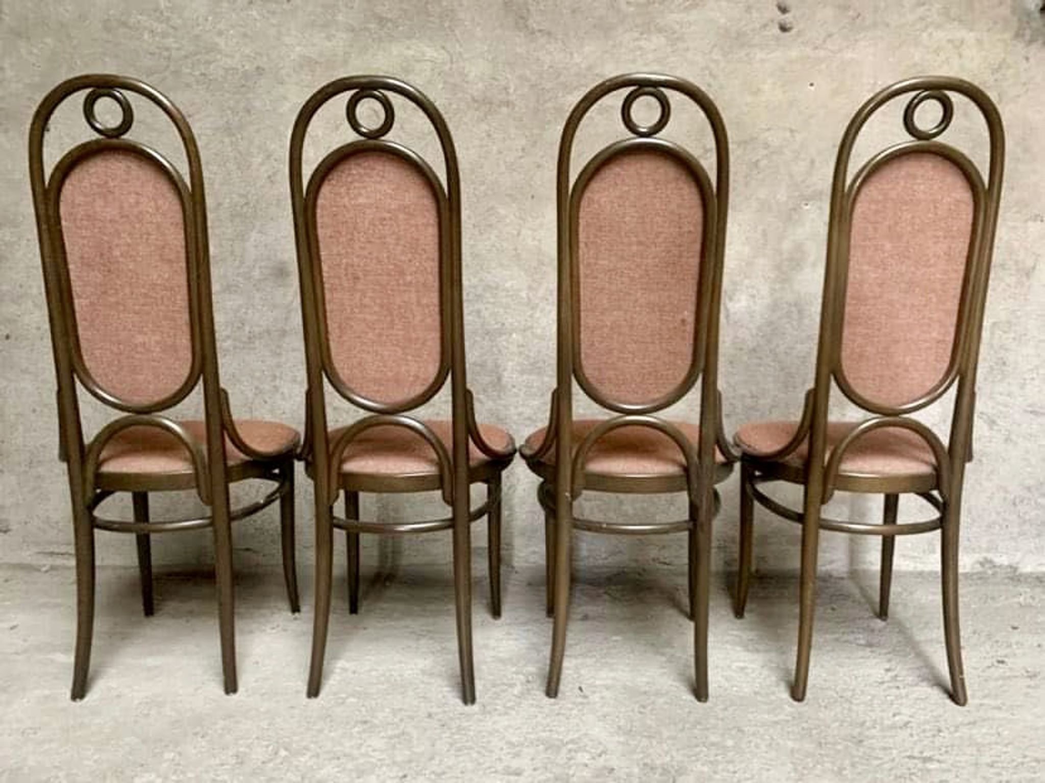 Série de 4 anciennes chaises bistrot Thonet en bois courbé