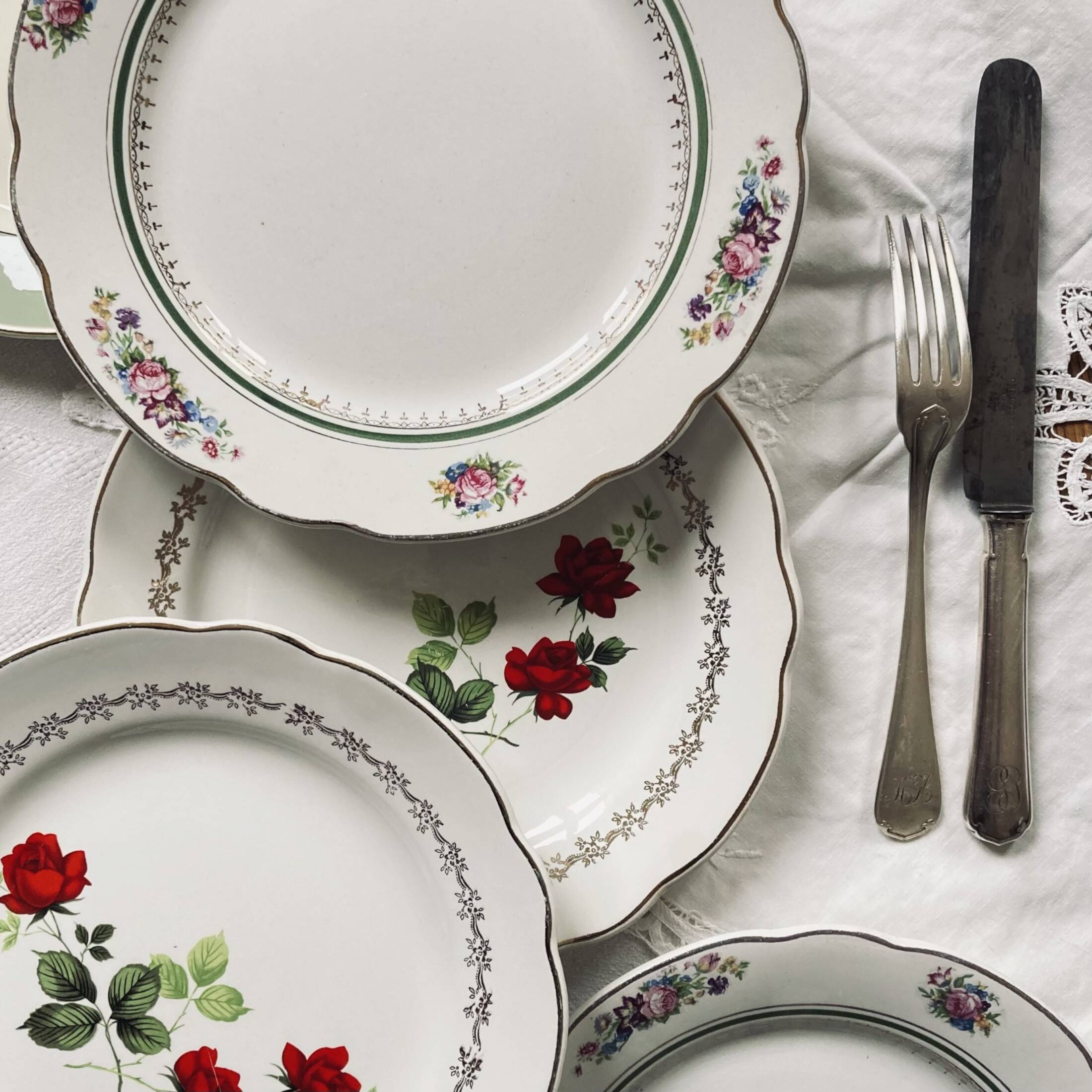 Lot of 6 old mismatched flat plates manufactured by Digoin, Sarreguemines, Villeroy Boch