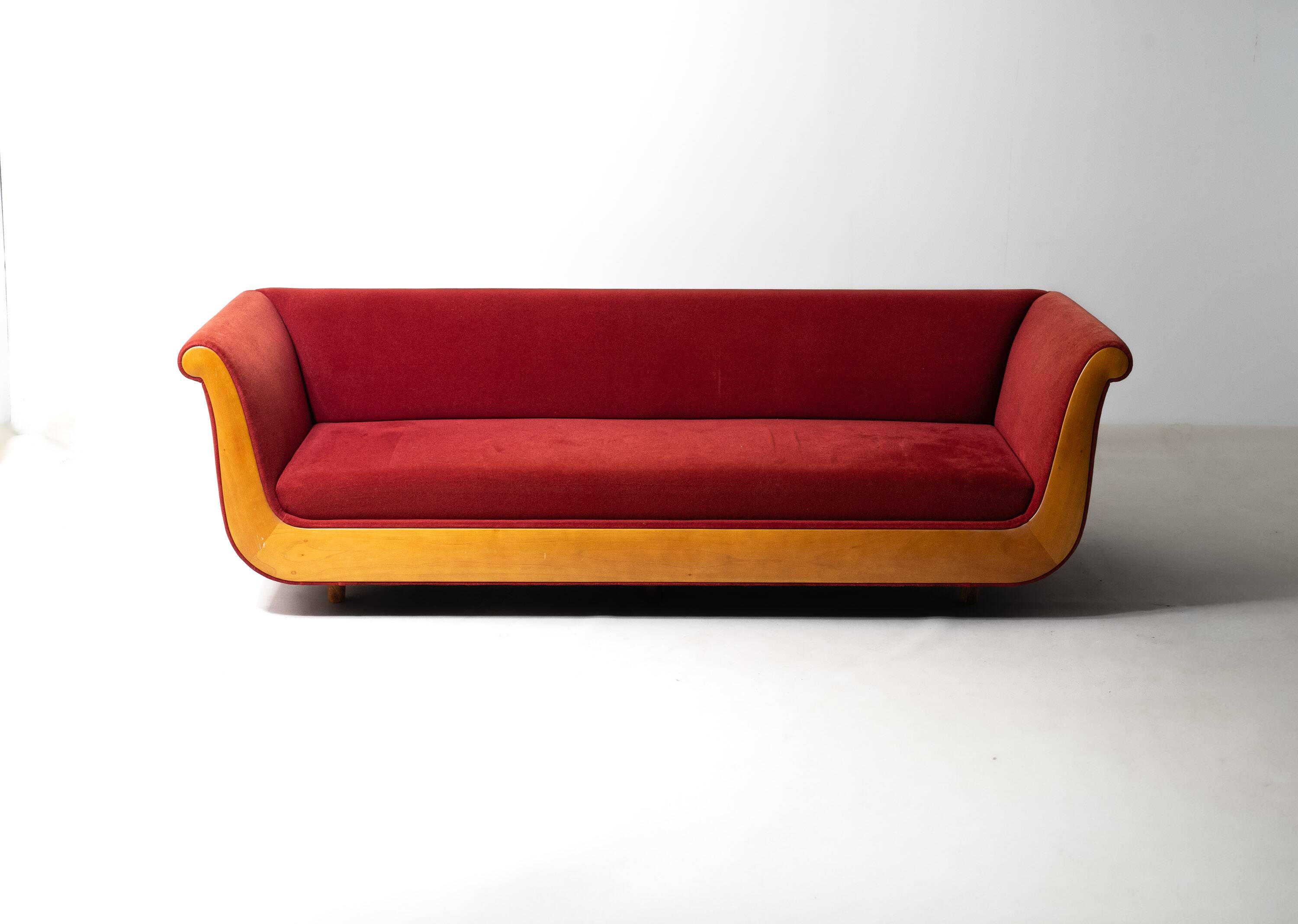 Sofa 'Primafila' en velours rouge par Molteni