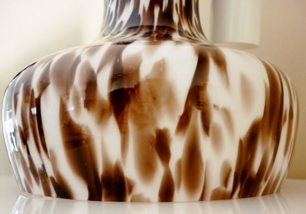 Suspension en verre opalin blanc moucheté noir, années 60/70