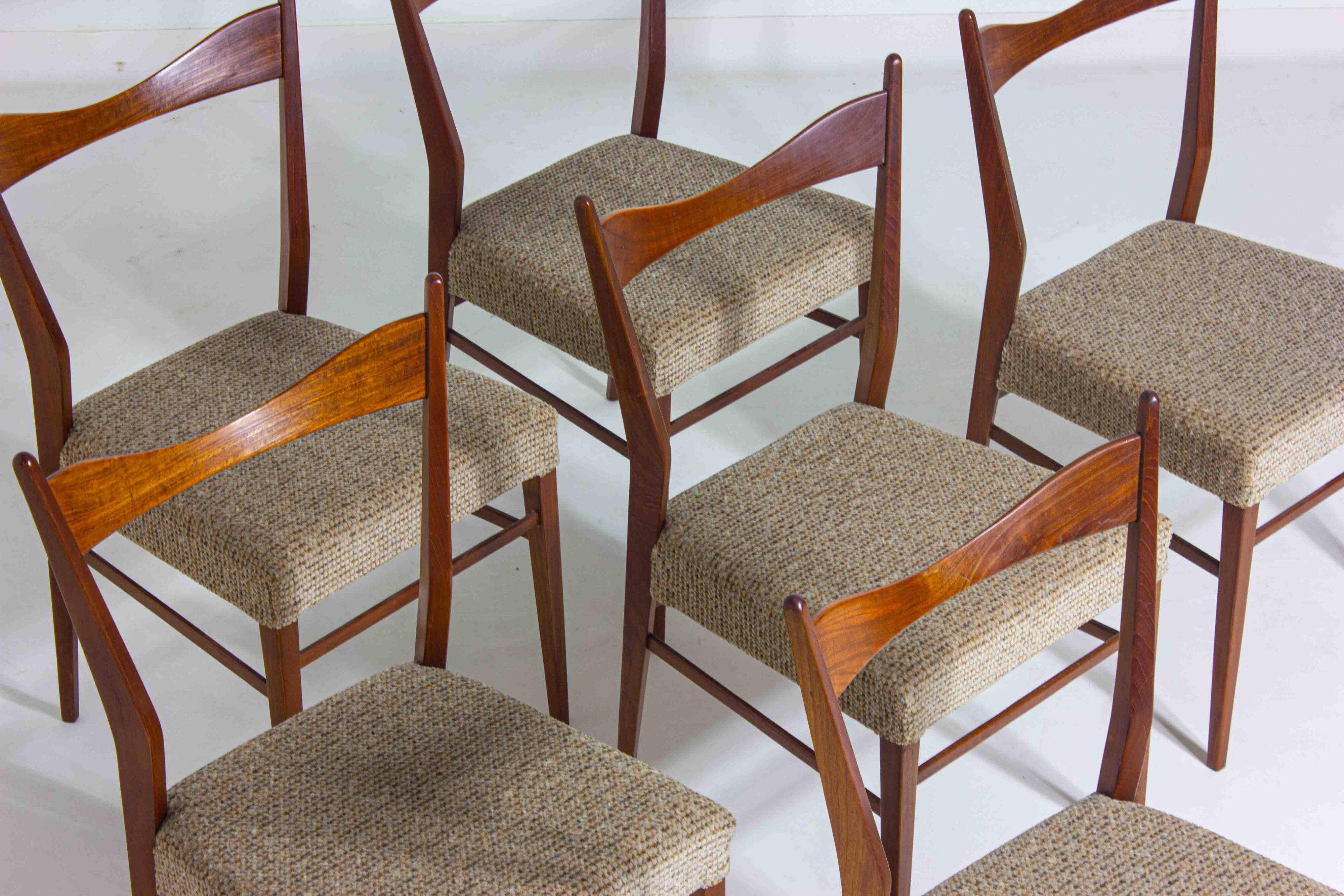 Set of slender mid-century dining chairs with finely curved backs, 1960s