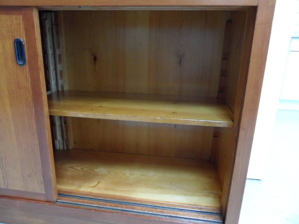 Vitrine de cuisine vintage avec portes coulissantes