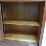 Vitrine de cuisine vintage avec portes coulissantes