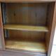 Vitrine de cuisine vintage avec portes coulissantes