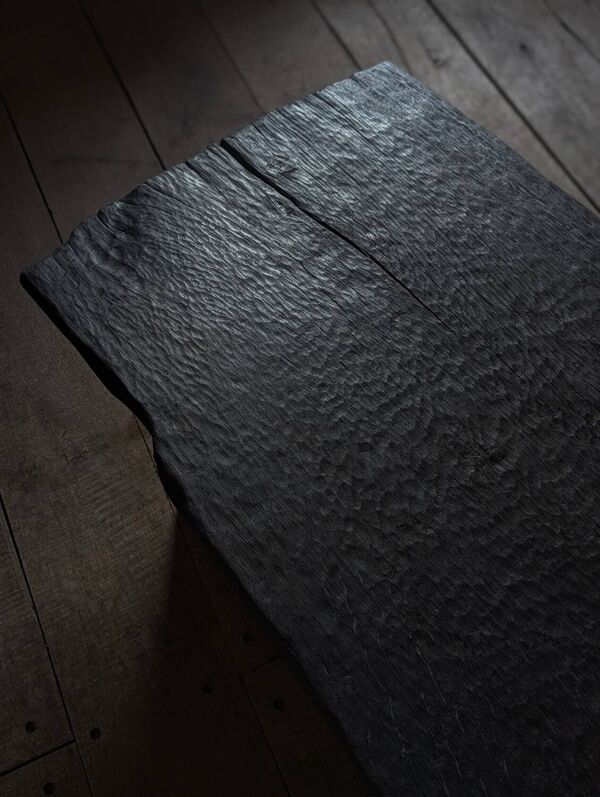 Table basse en chêne brûlé