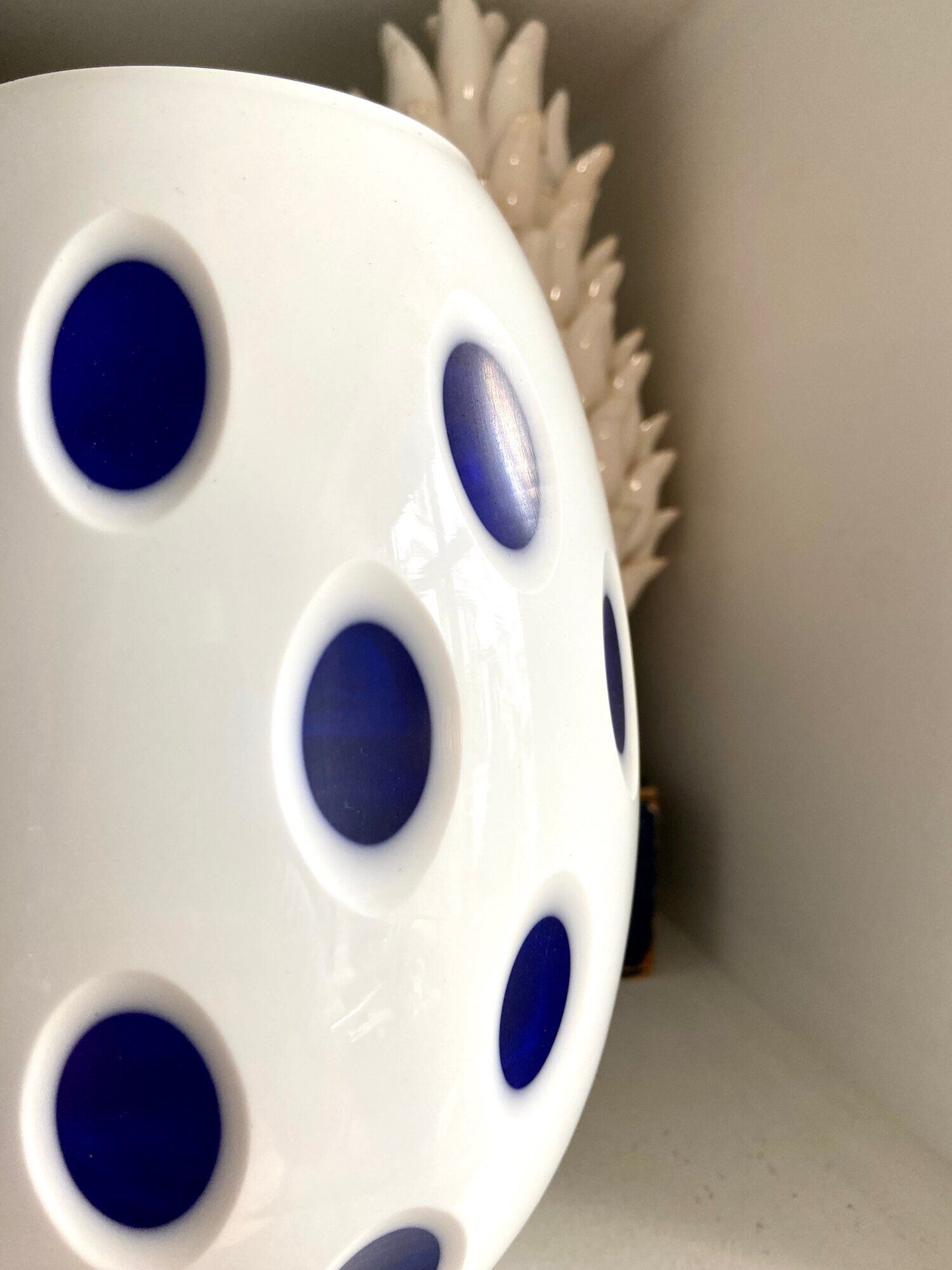 Vase overlay en pâte de verre blanche et bleue