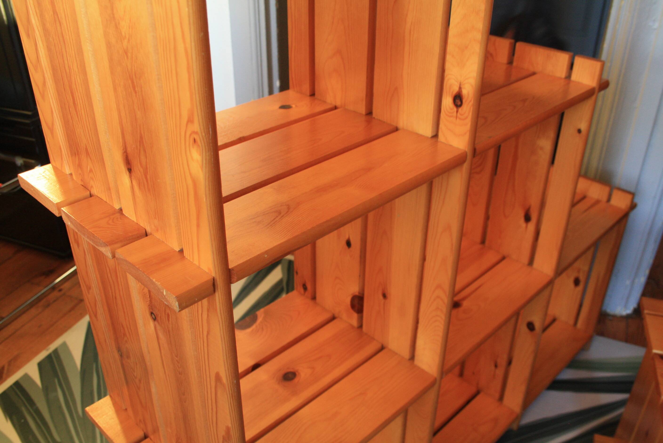 Pine staircase shelf in Regain style