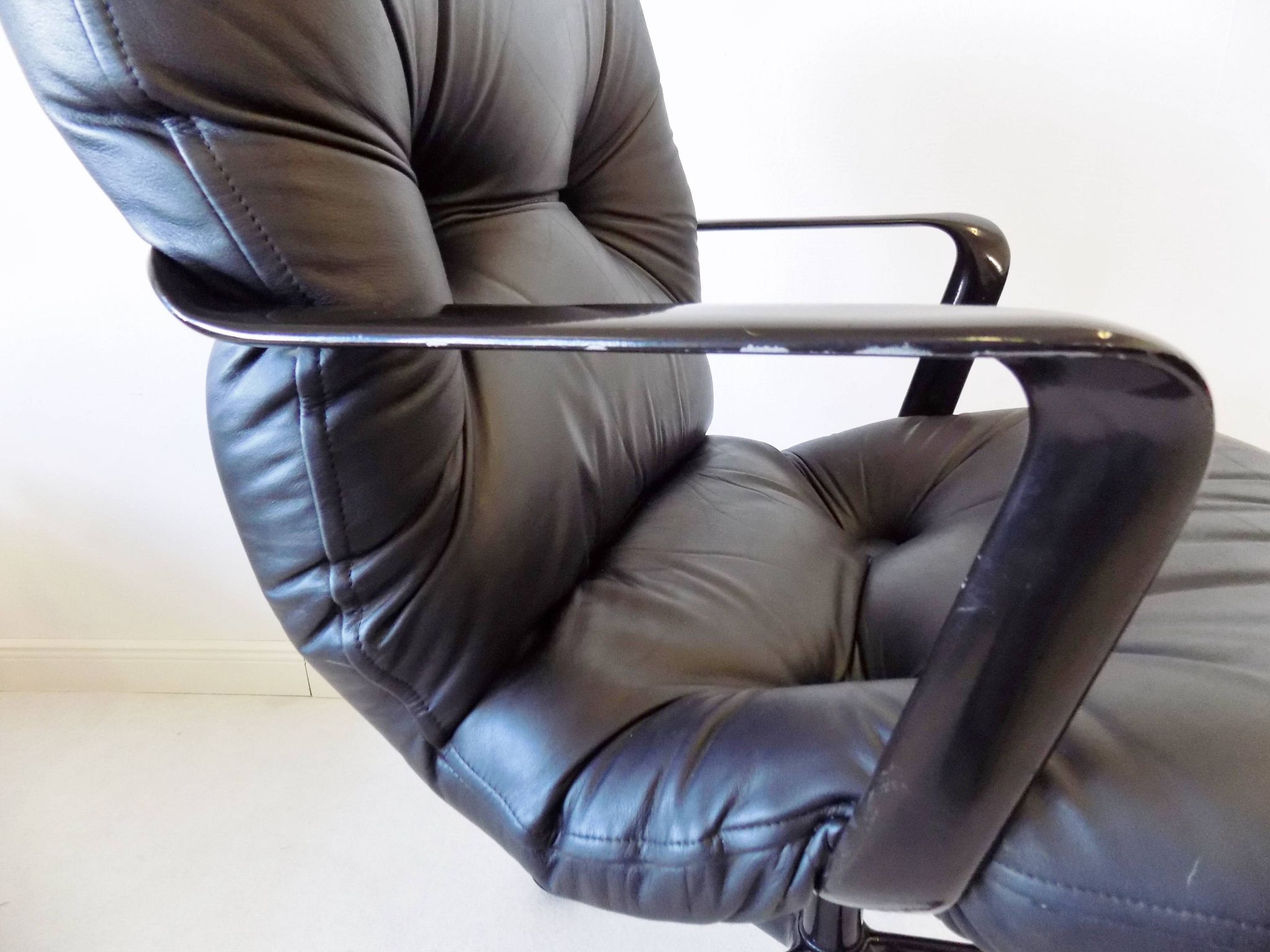 Black leather office chair 2328 by Bruce Hannah & Andrew Morrison
