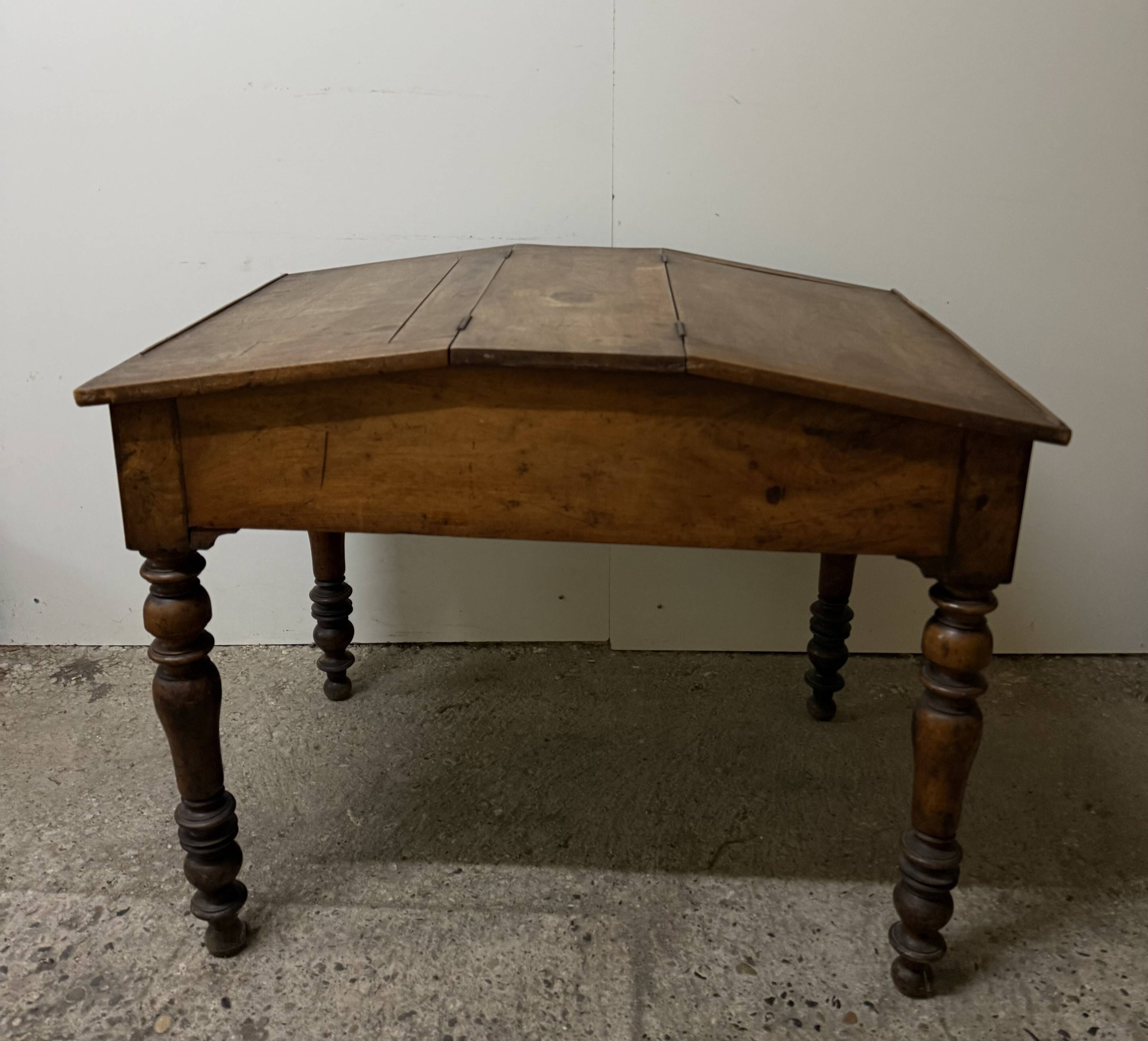 Sloped desk in walnut