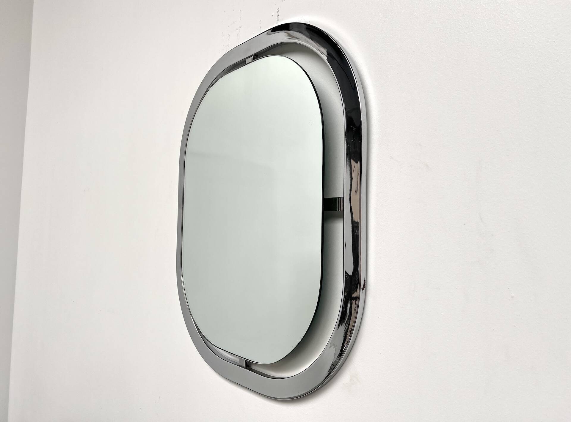 Bauhaus mirror in chrome-plated steel