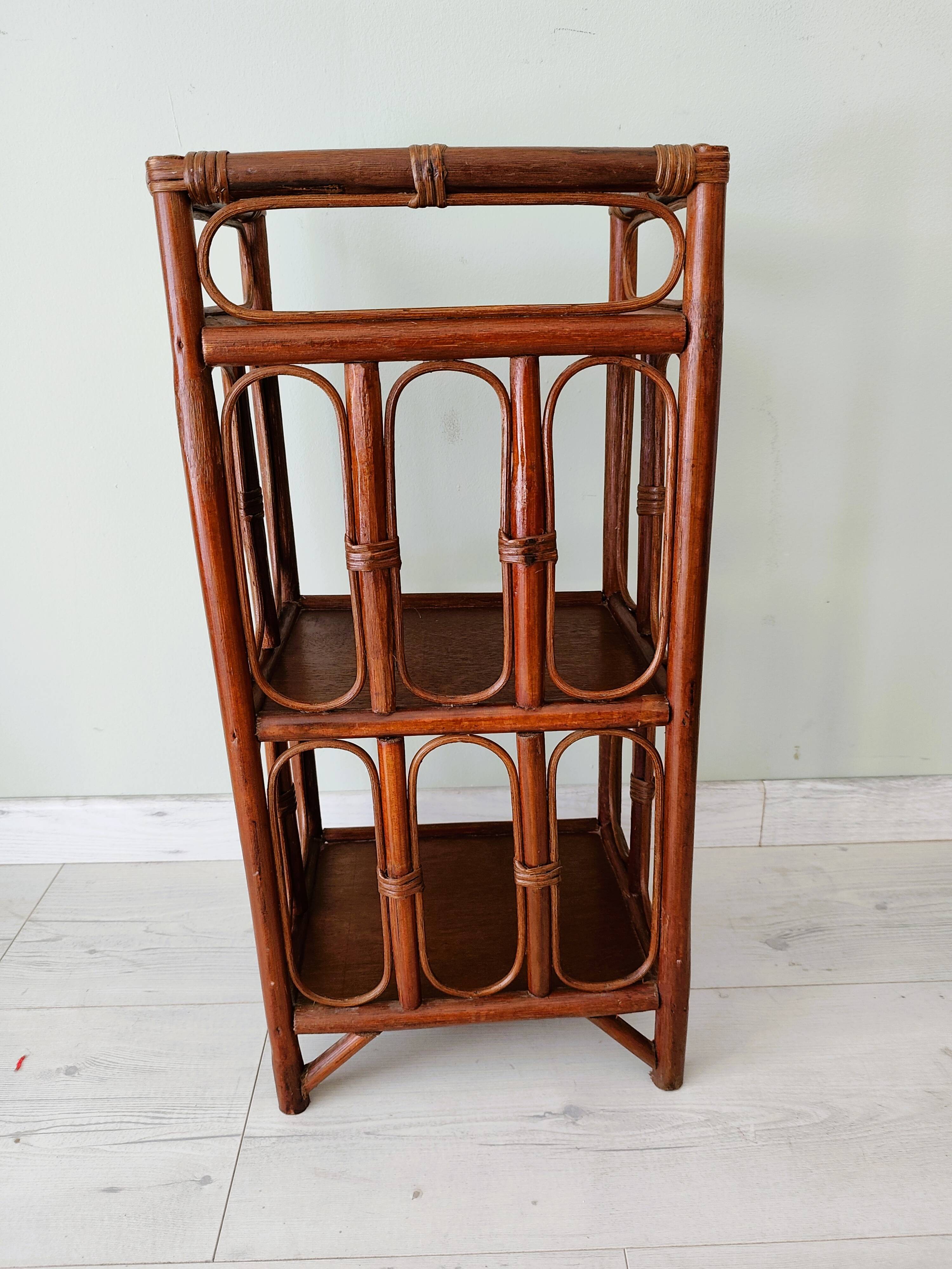 Petite table d'appoint ancienne en bambou et bois