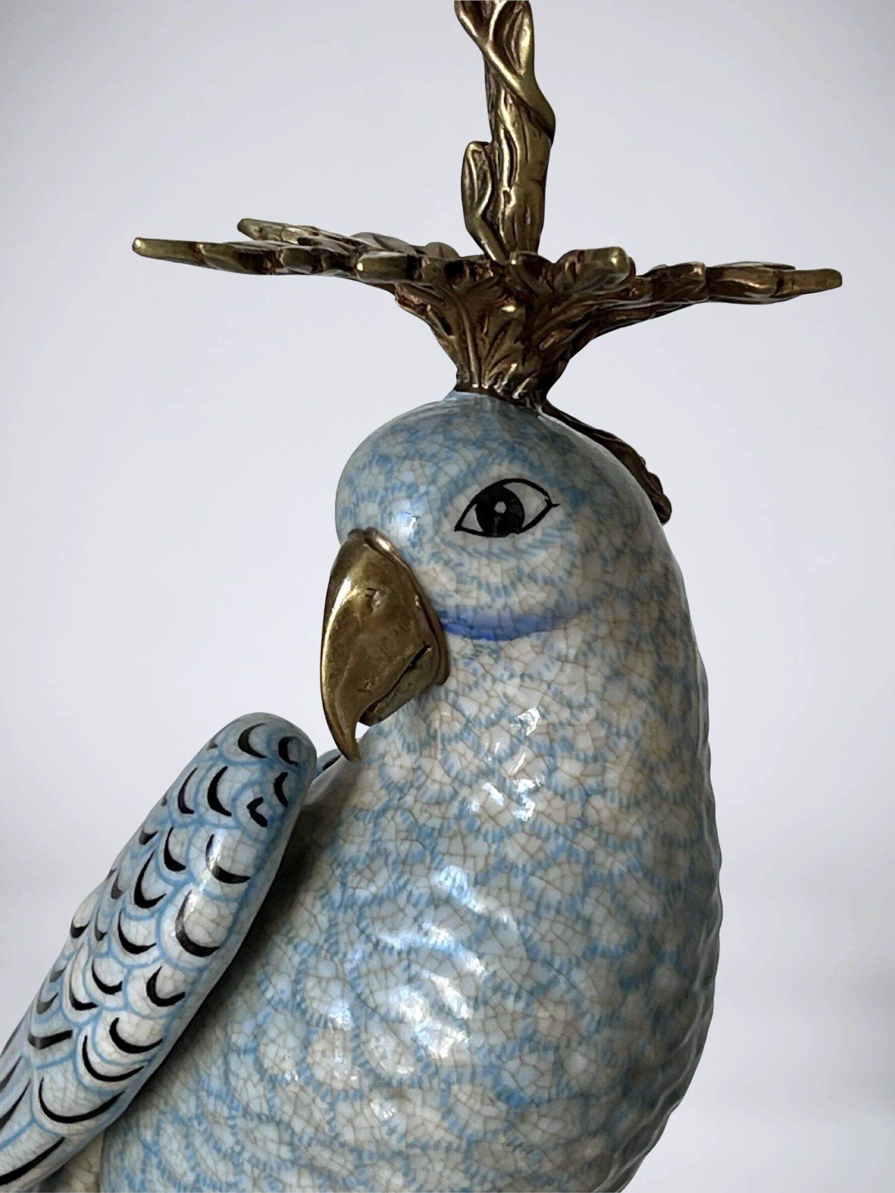 Paire de grands bougeoirs aux perroquets en porcelaine craquelée bleu ciel et bronze doré, dans un élégant goût néoclassique inspiré du style Louis XVI