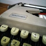 Machine à écrire vintage Brother