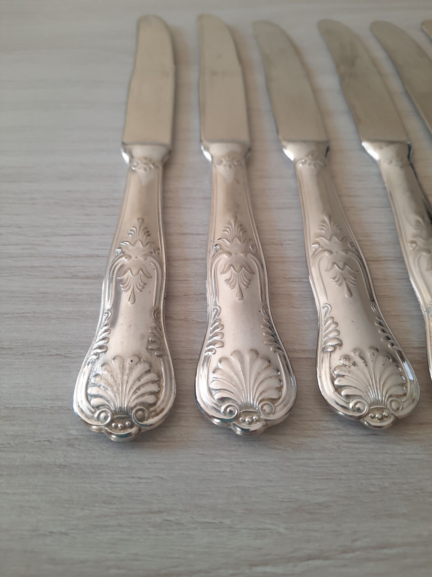 Set of 6 silver metal knives