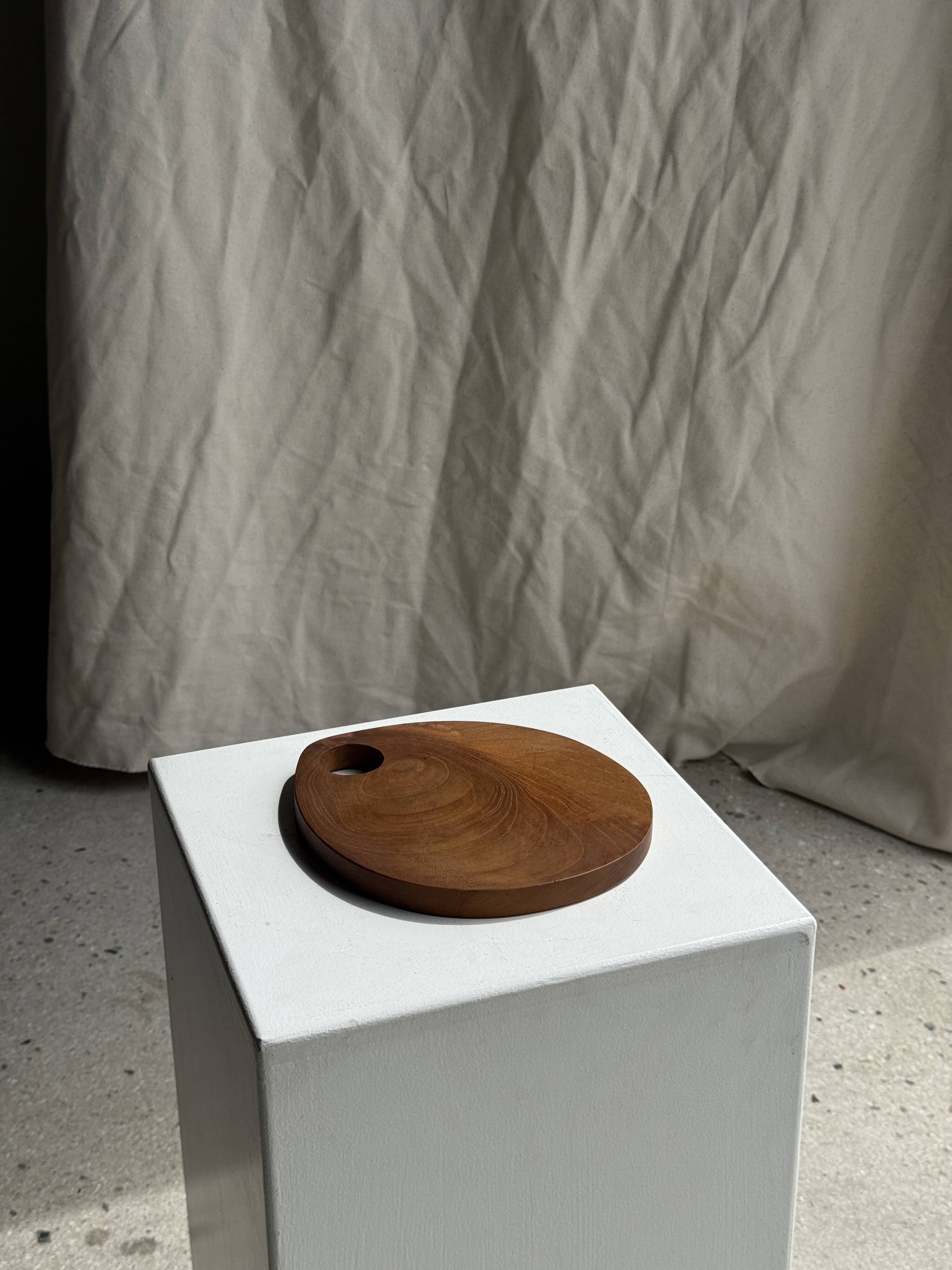 Small circular teak monoxyle cutting board with handle 22 x 13.