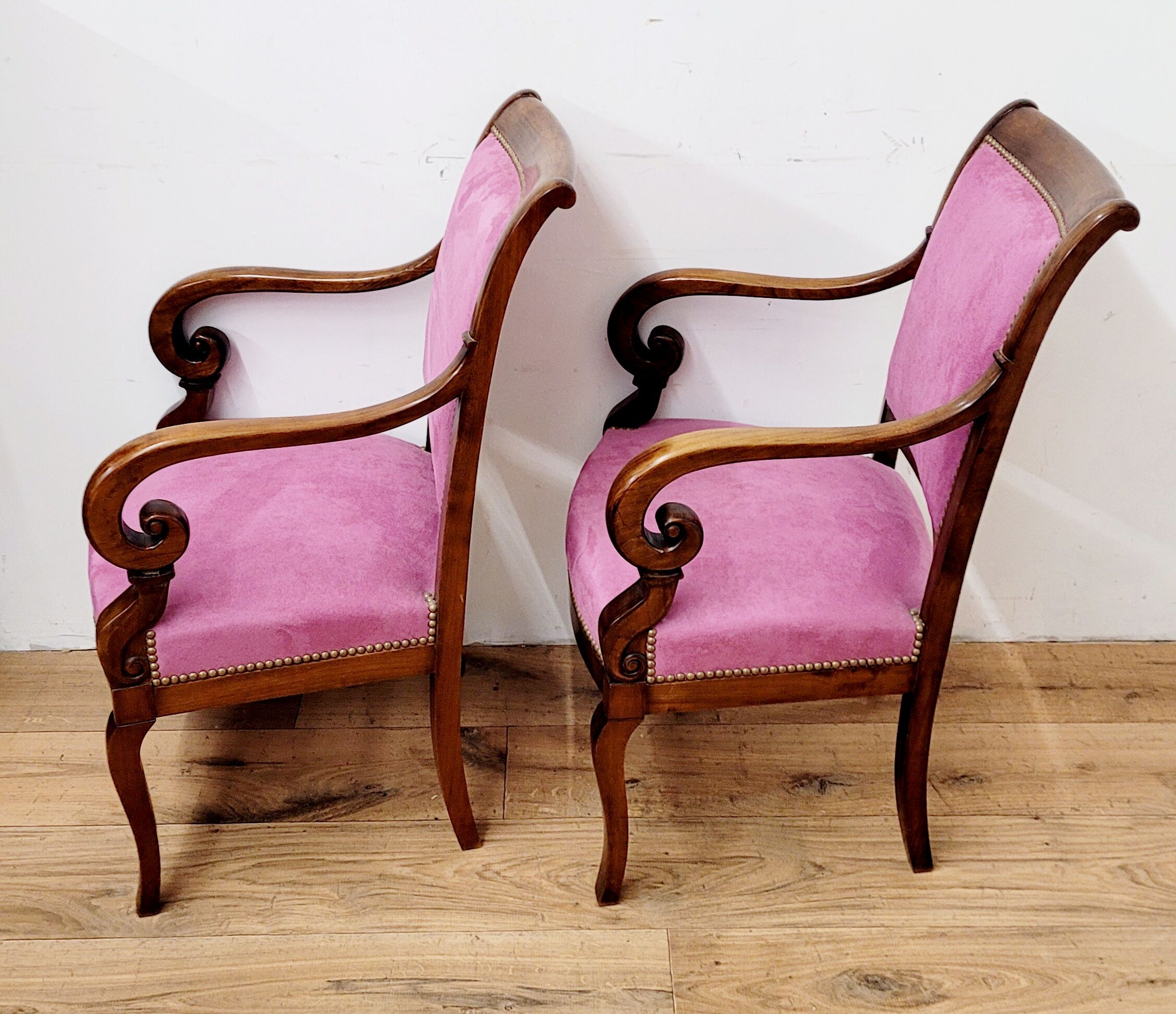 Deux fauteuils à crosse en bois