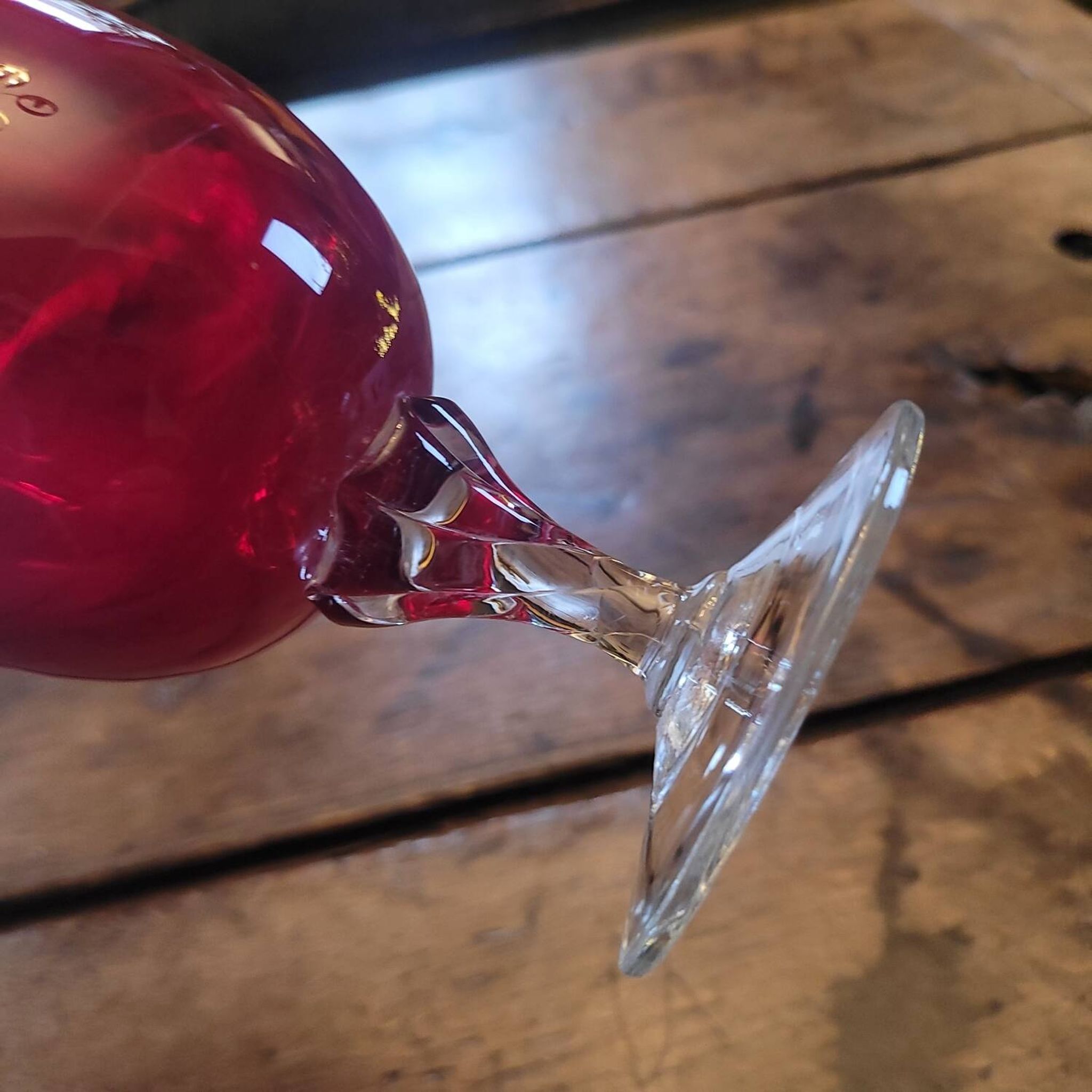 Vase soliflore en verre rouge rubis sur pied - Verrerie d'art années 1