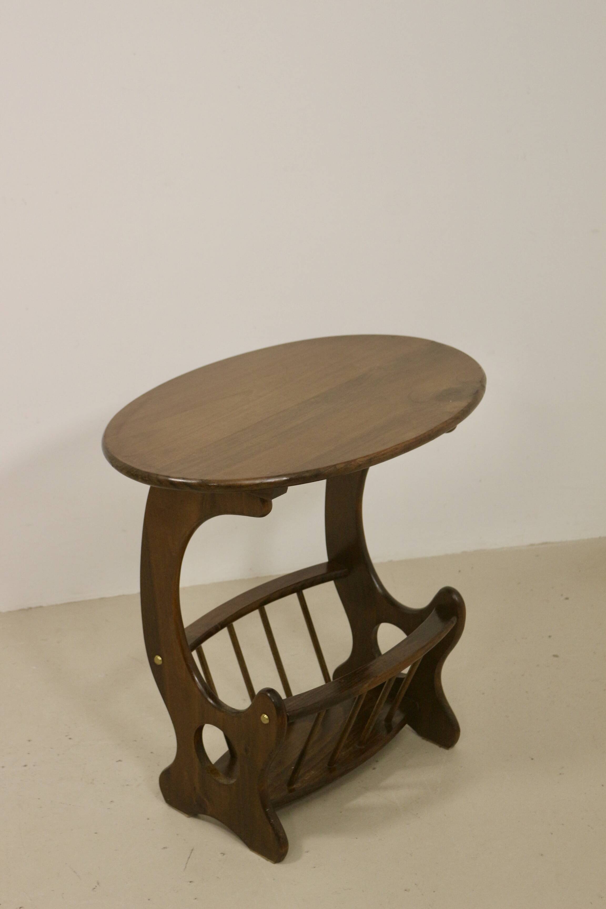 Wooden living room coffee table with magazine storage rack. Ref MIA