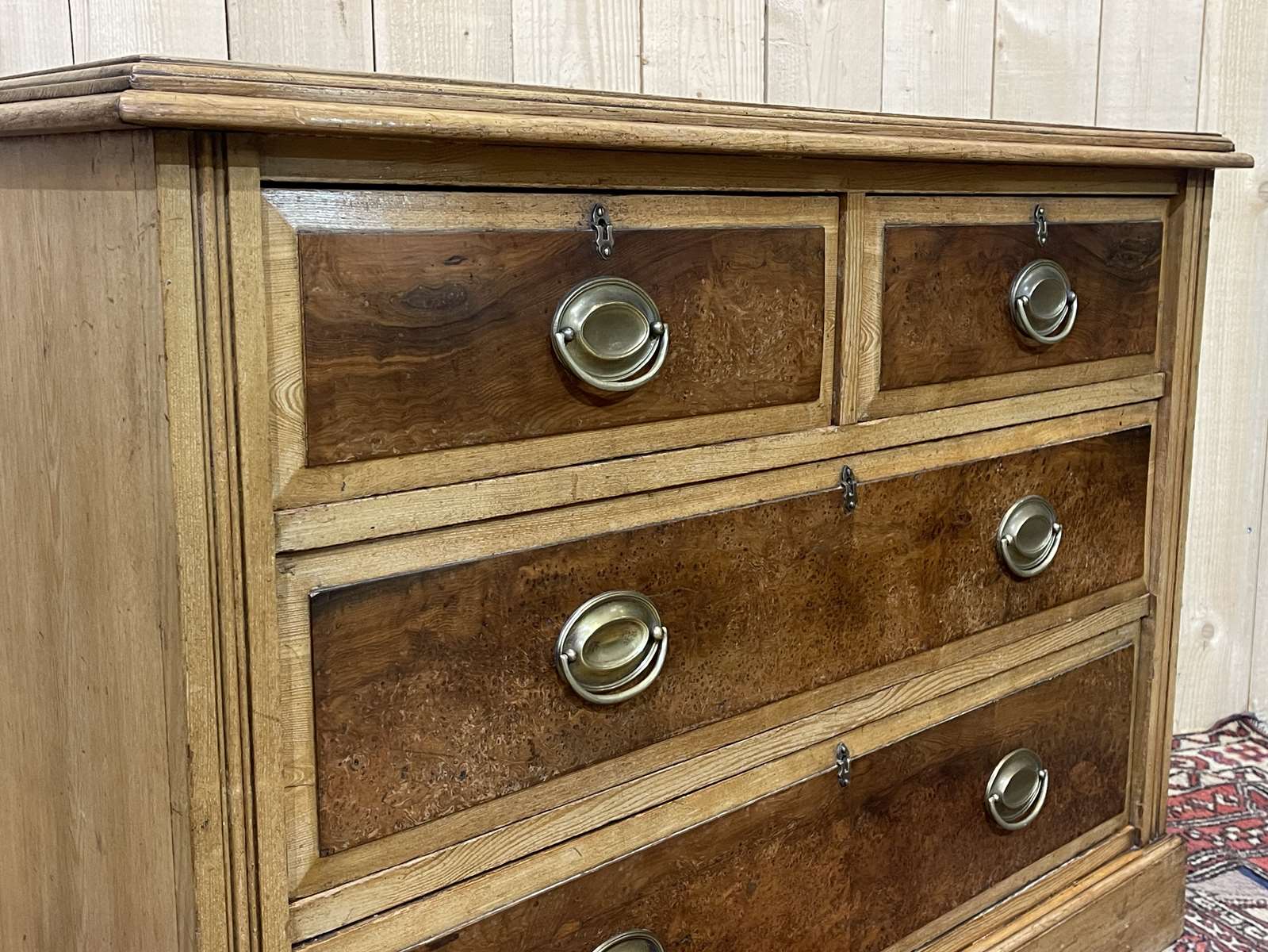 English chest of drawers in frene and nineteenth yew magnifying glass