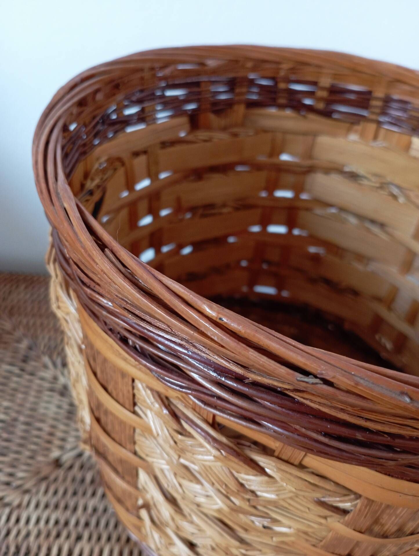 Vintage rattan and bamboo basket - Traditional weaving from China