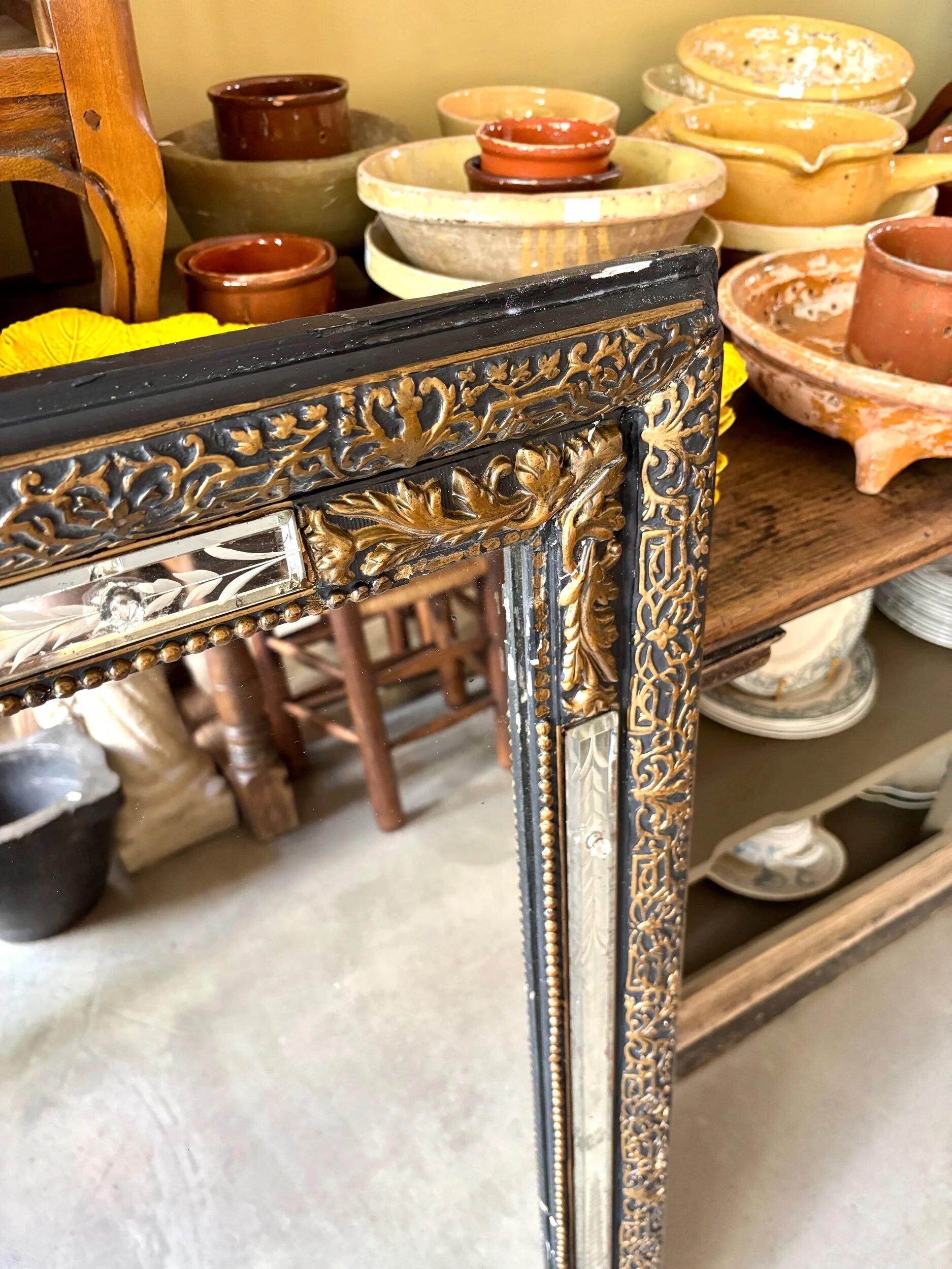 Rectangular Napoleon III mirror in moulded black and gold wood with engraved mirror decoration.