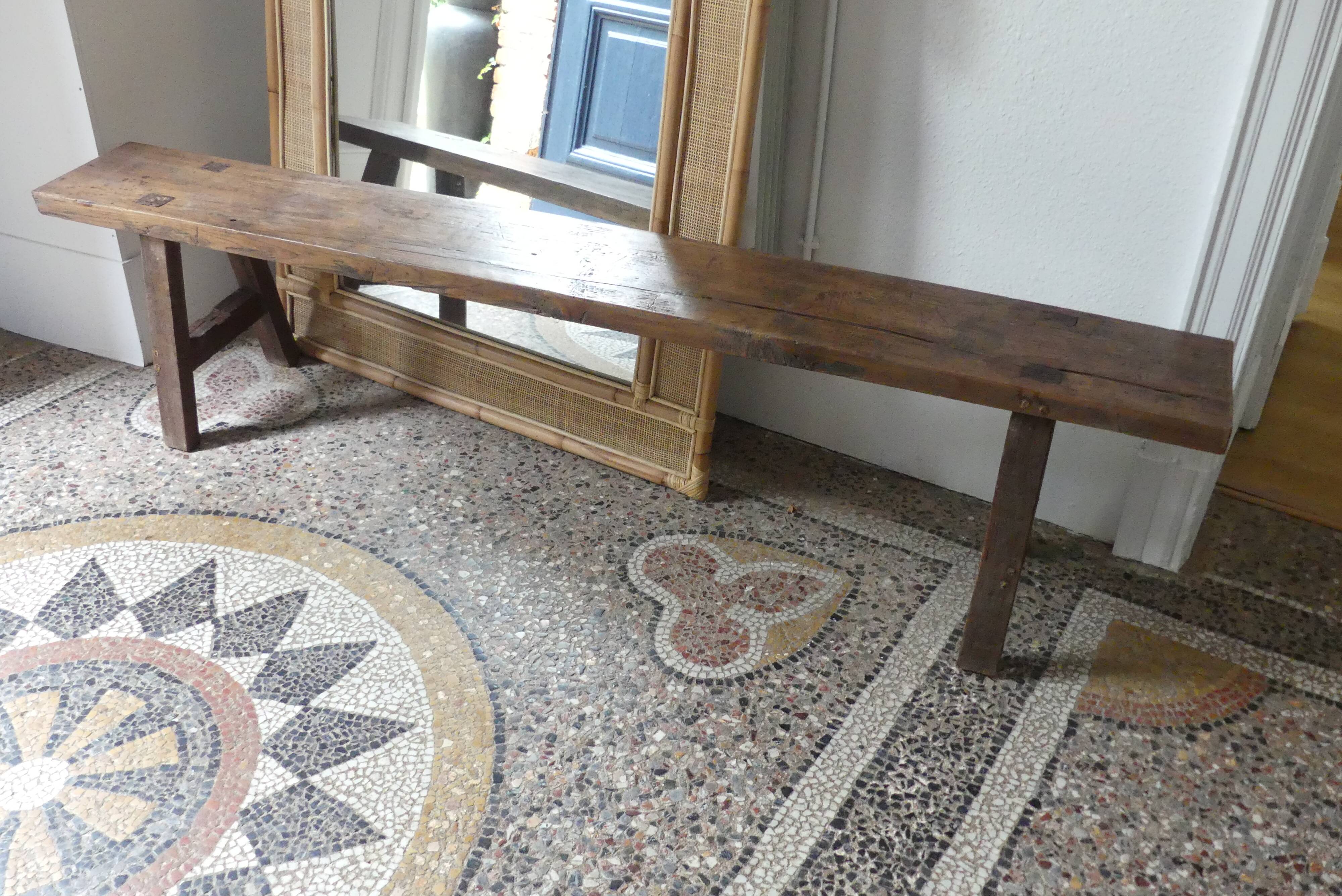Banc antique en bois brutaliste