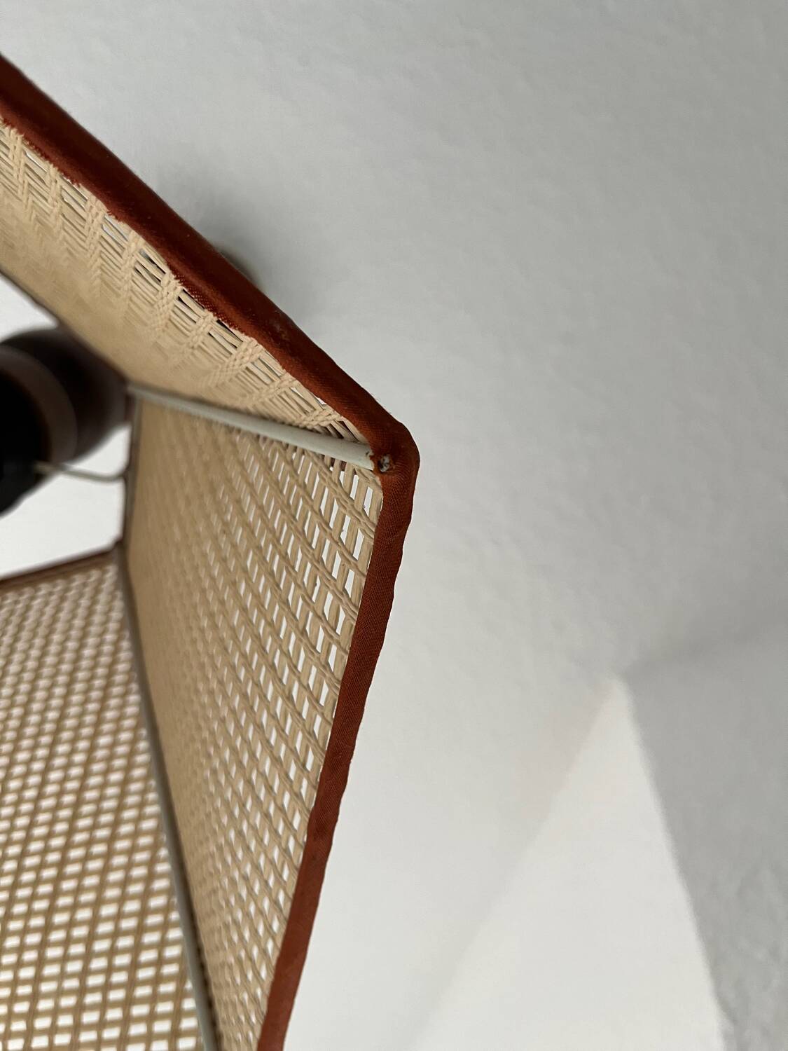 Suspension vintage en bois et cannage